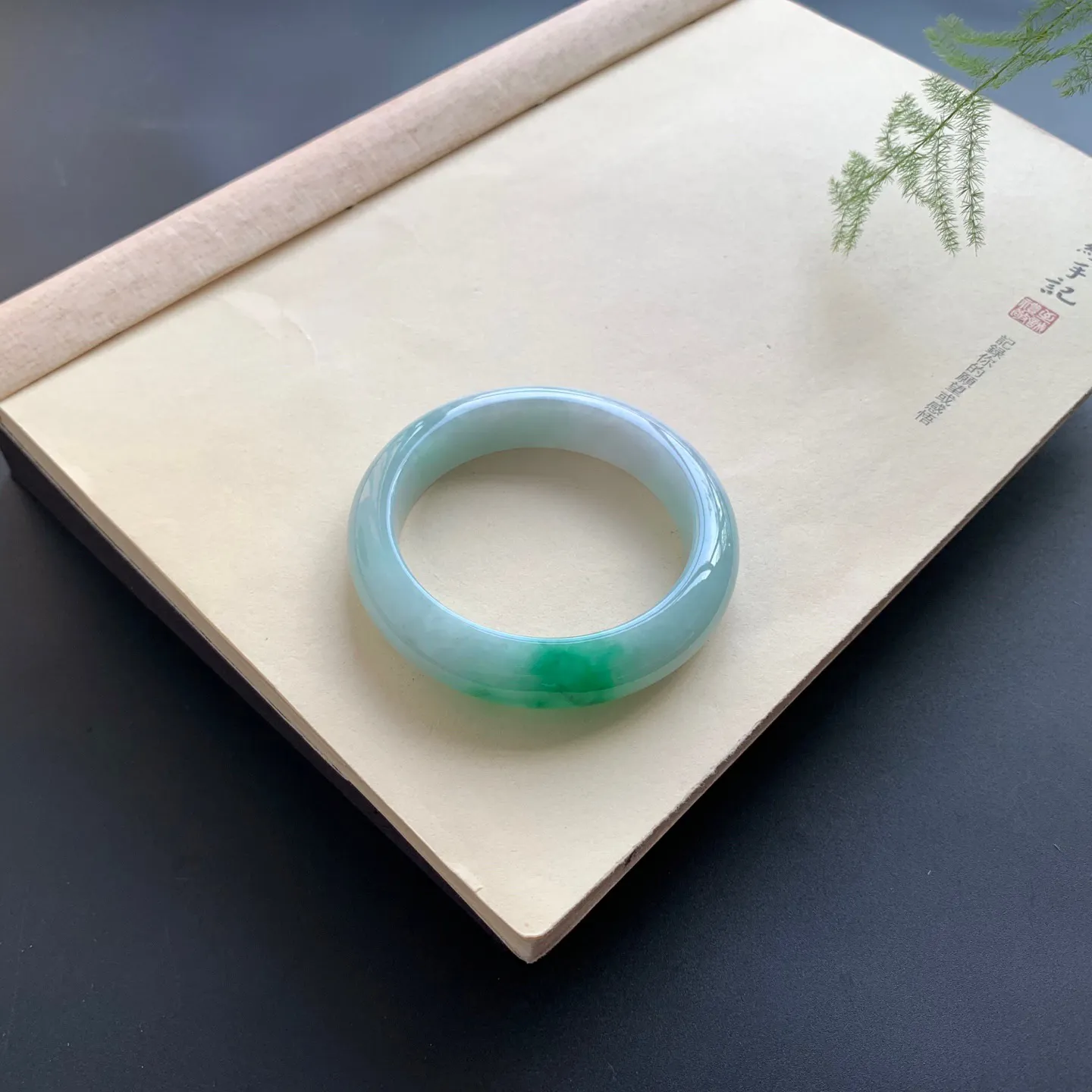 55圈口飘绿正圈手镯 尺寸：55-13.8-8.8，无纹裂，细腻光滑，版型厚装