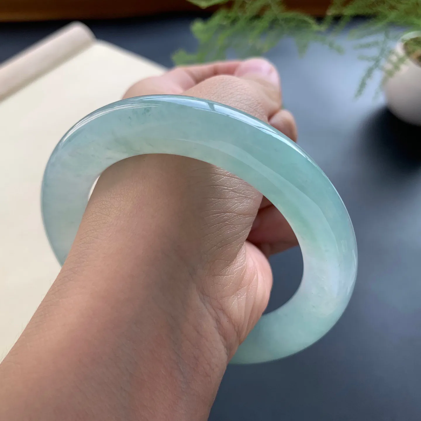 57.3圈口冰晴底圆条手镯 尺寸：57.3-11-11.5，无纹裂，水润细腻，胶感十足