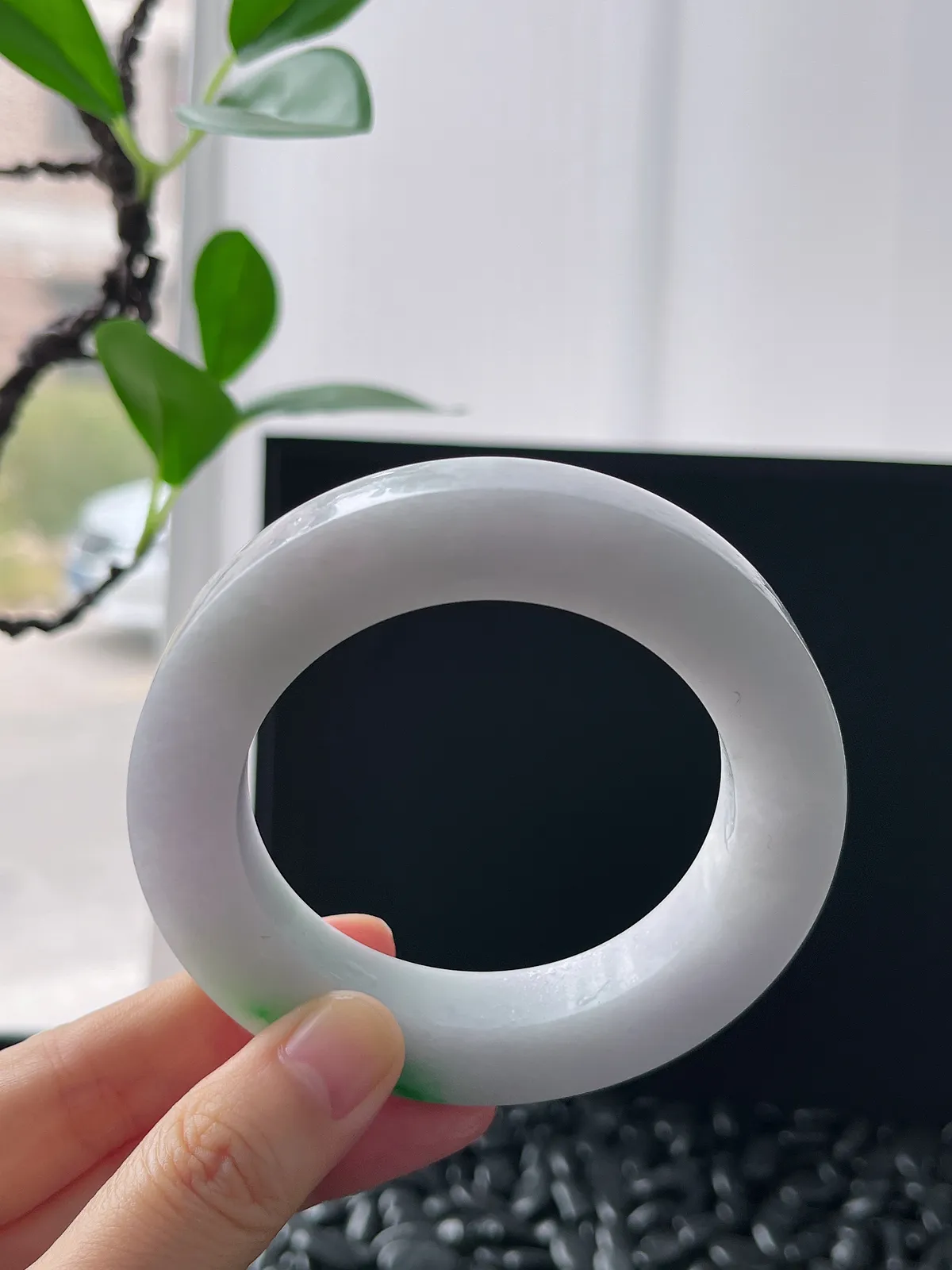 翡翠白底青镯饼，⭕️正圈最大做62，圆条最大做58；最小做54.3