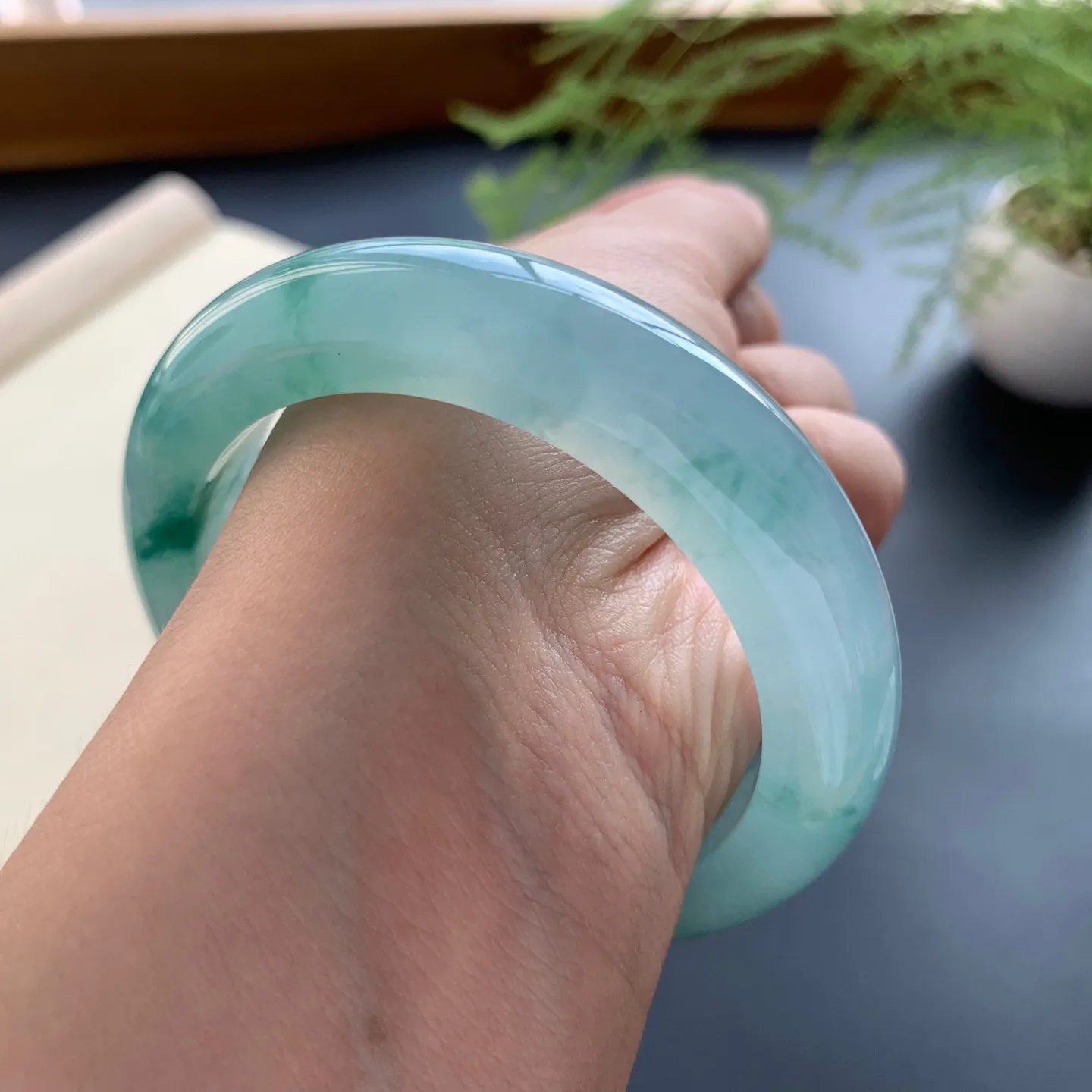 53.5圈口冰种飘花正圈手镯 尺寸：53.5-11.8-9.6，无纹裂，冰透水润，胶感十足