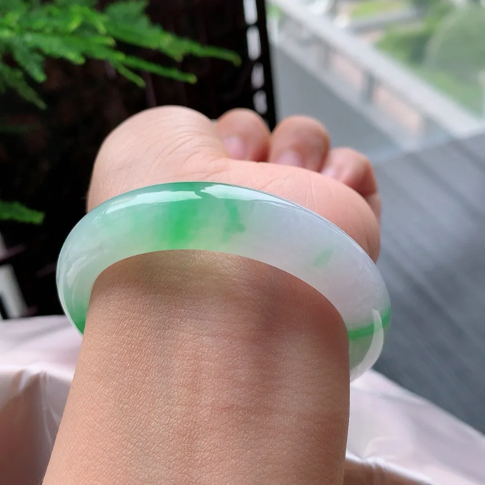 正圈高冰阳绿 无瑕 尺寸:51.1/12.4/8.2 种色俱佳