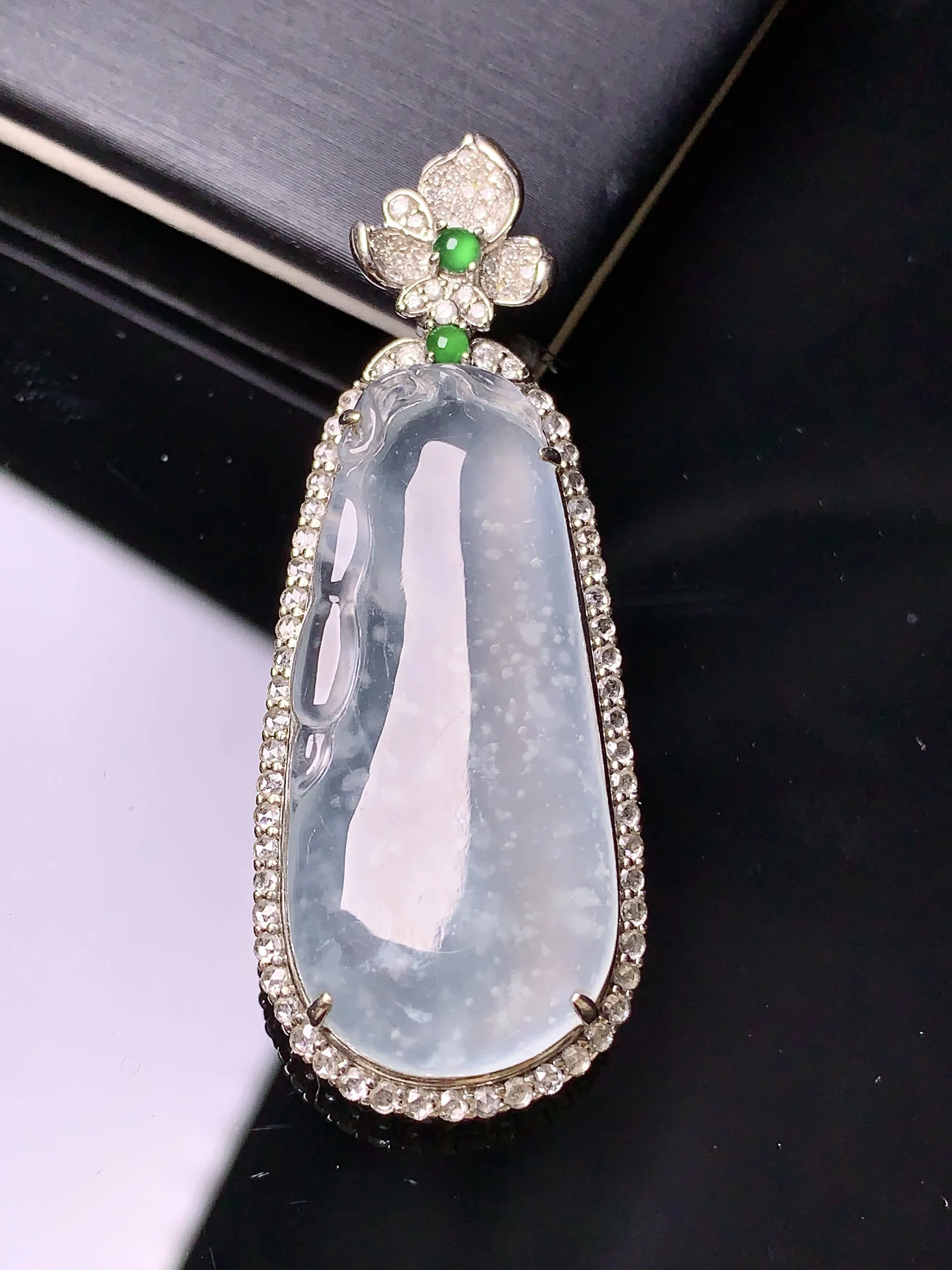 18k金钻镶嵌冰种木那料雪花棉福瓜吊坠 玉质细腻 水润亮眼 色泽艳丽 整体尺寸47*18*8.2