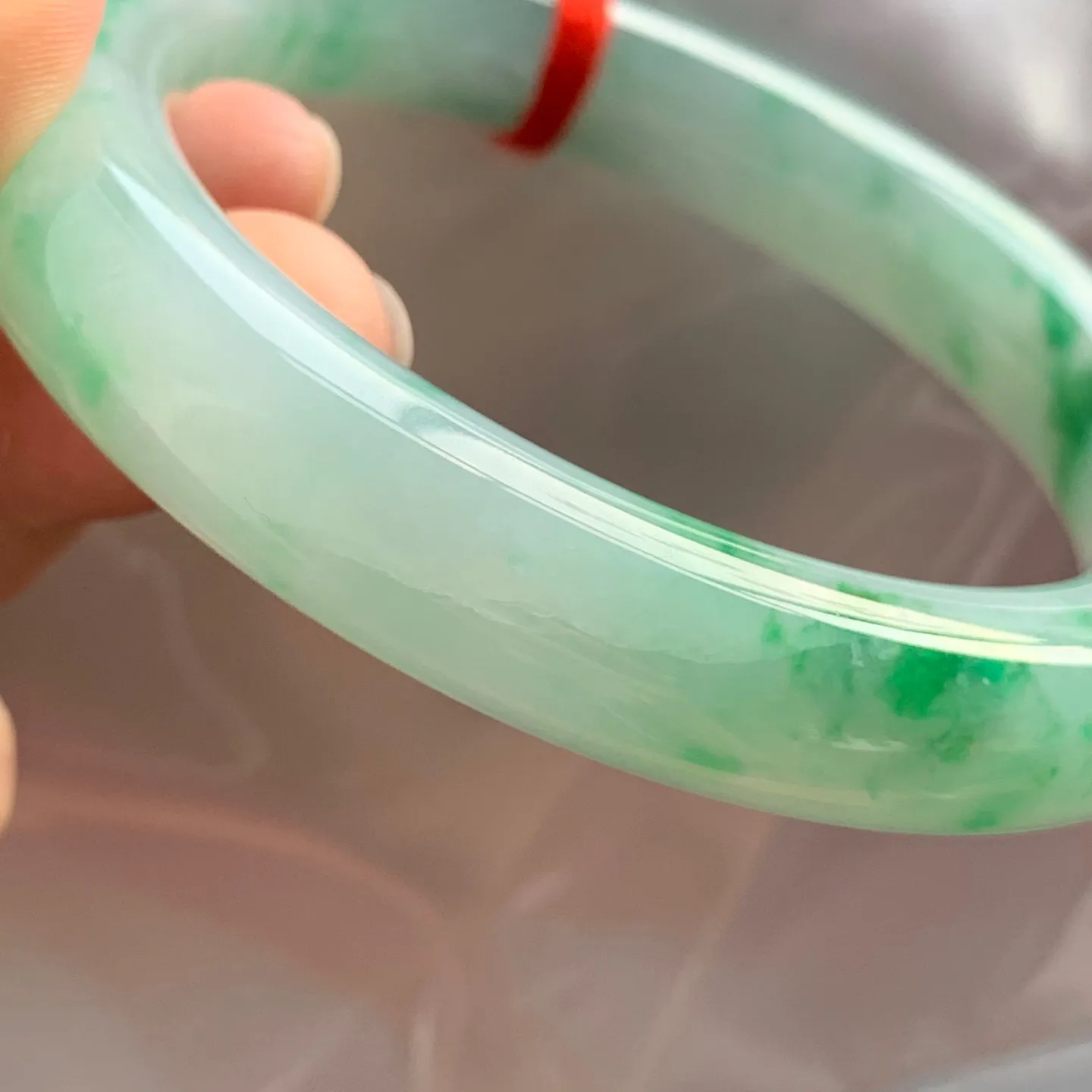 57圈口冰飘绿圆条手镯 尺寸：57-11.6-11.3，色泽靓丽，水润起胶