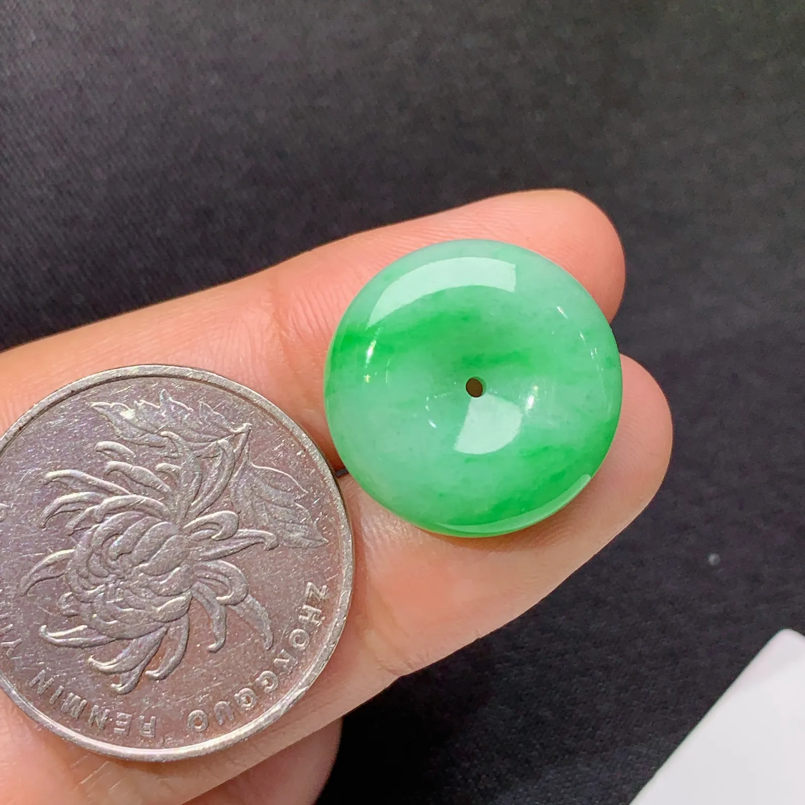 飘绿平安扣，冰润色阳，玉质细腻，种水足 尺寸18.2*6.6