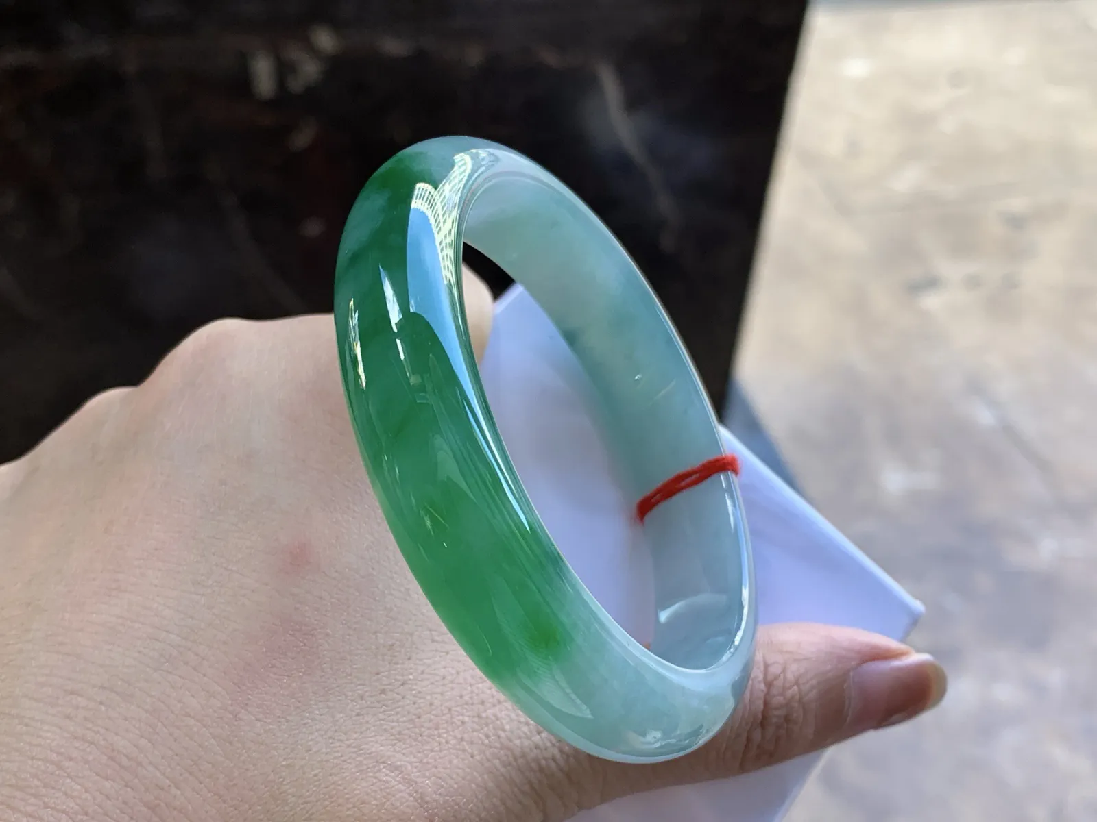 59-14-8.8

浓绿色手镯^_^颜色鲜艳 玉质温润