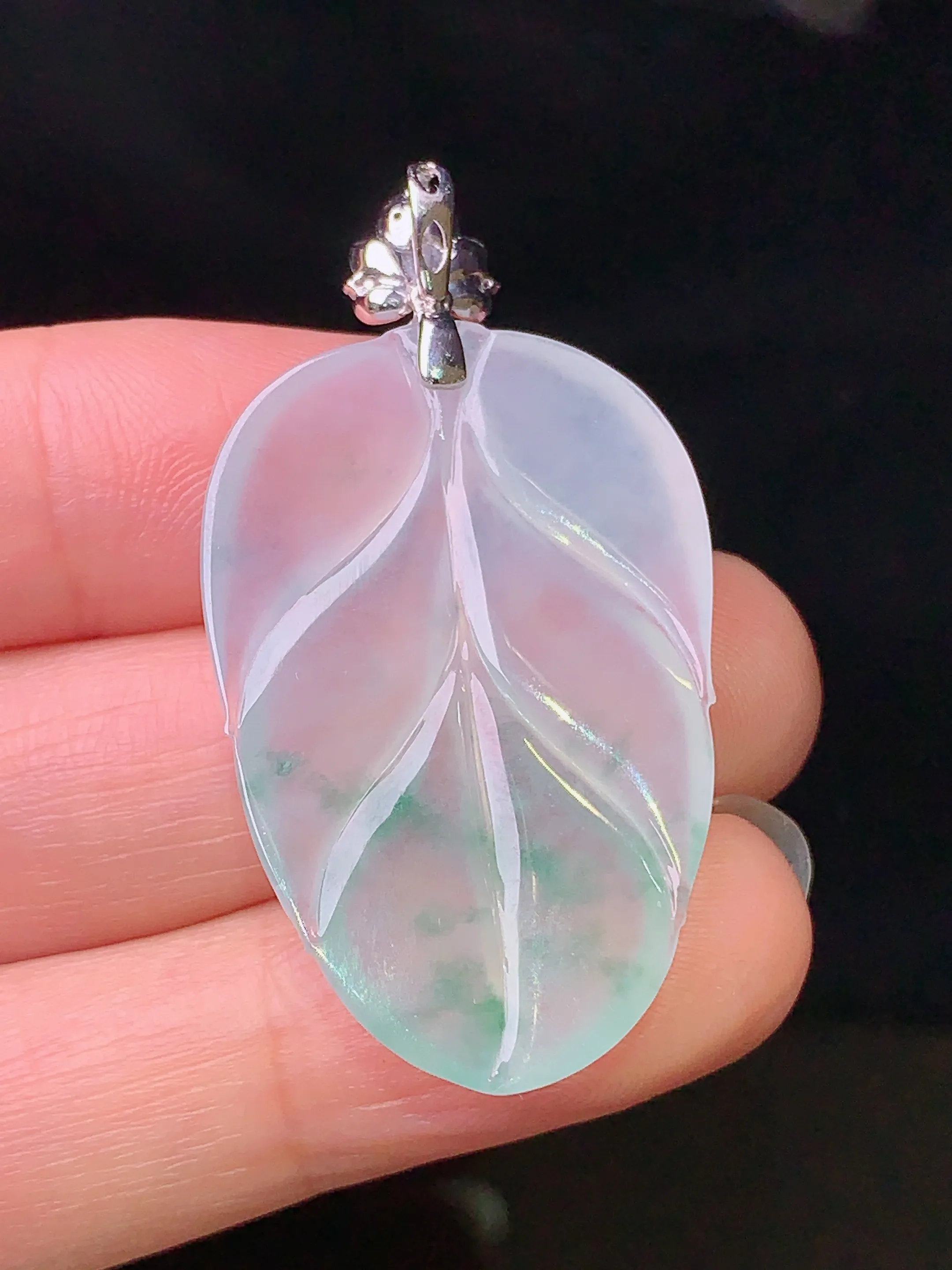 18k金钻镶嵌冰种树叶吊坠 玉质细腻 水润亮眼 色泽艳丽 整体尺寸42*22.3*3.7