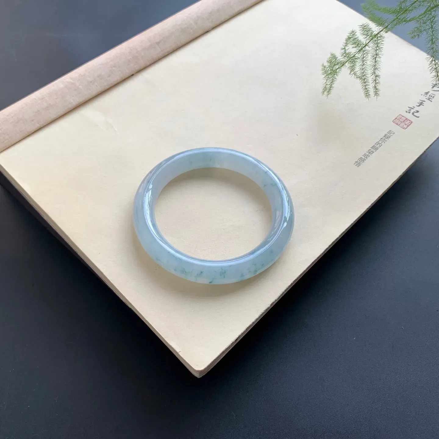 57.8圈口冰飘花圆条手镯 尺寸：57.8-11-10.6，无纹裂，水润饱满，花色灵动