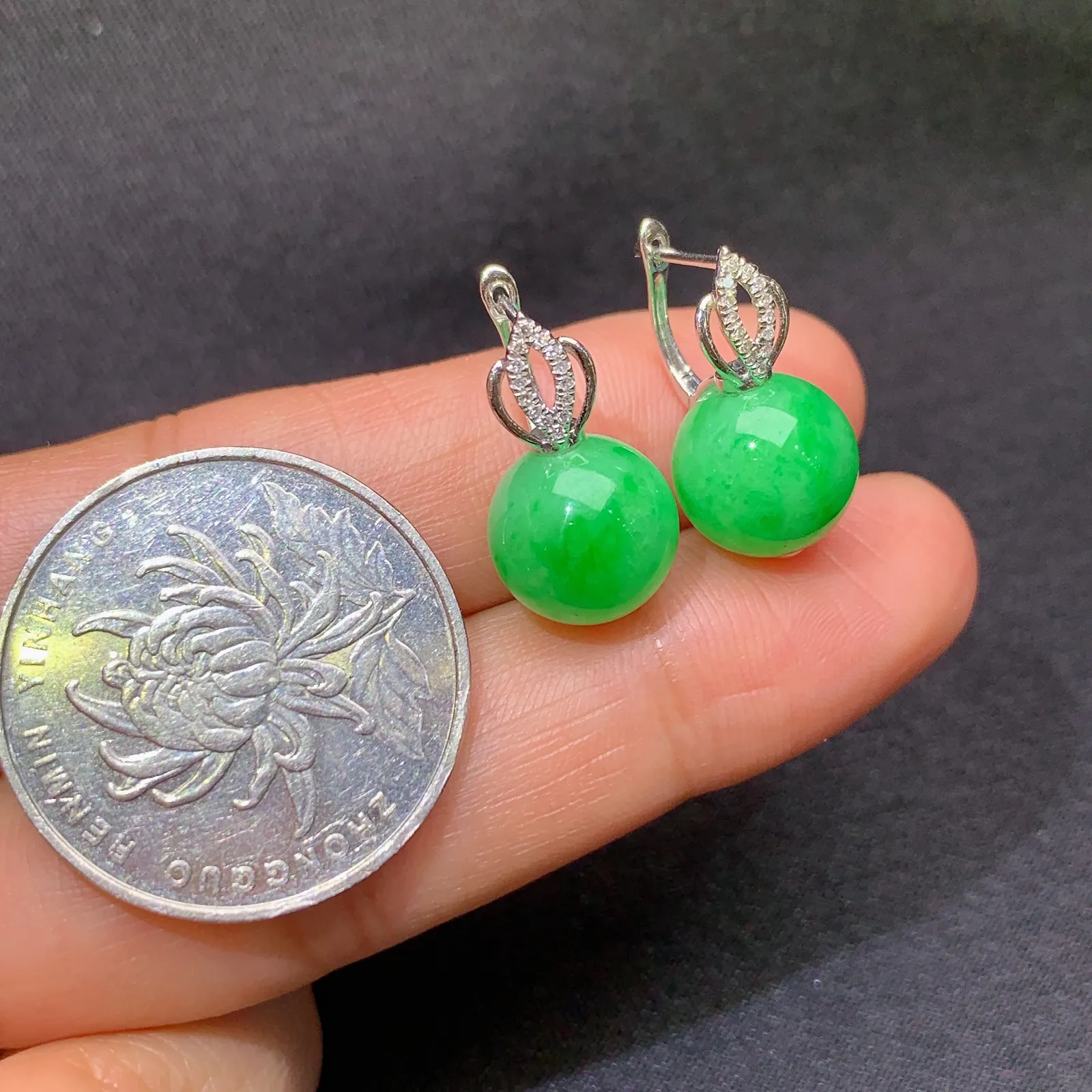 阳绿圆珠耳坠，18k金镶嵌，简约时尚，冰润色阳，种水足 直径10