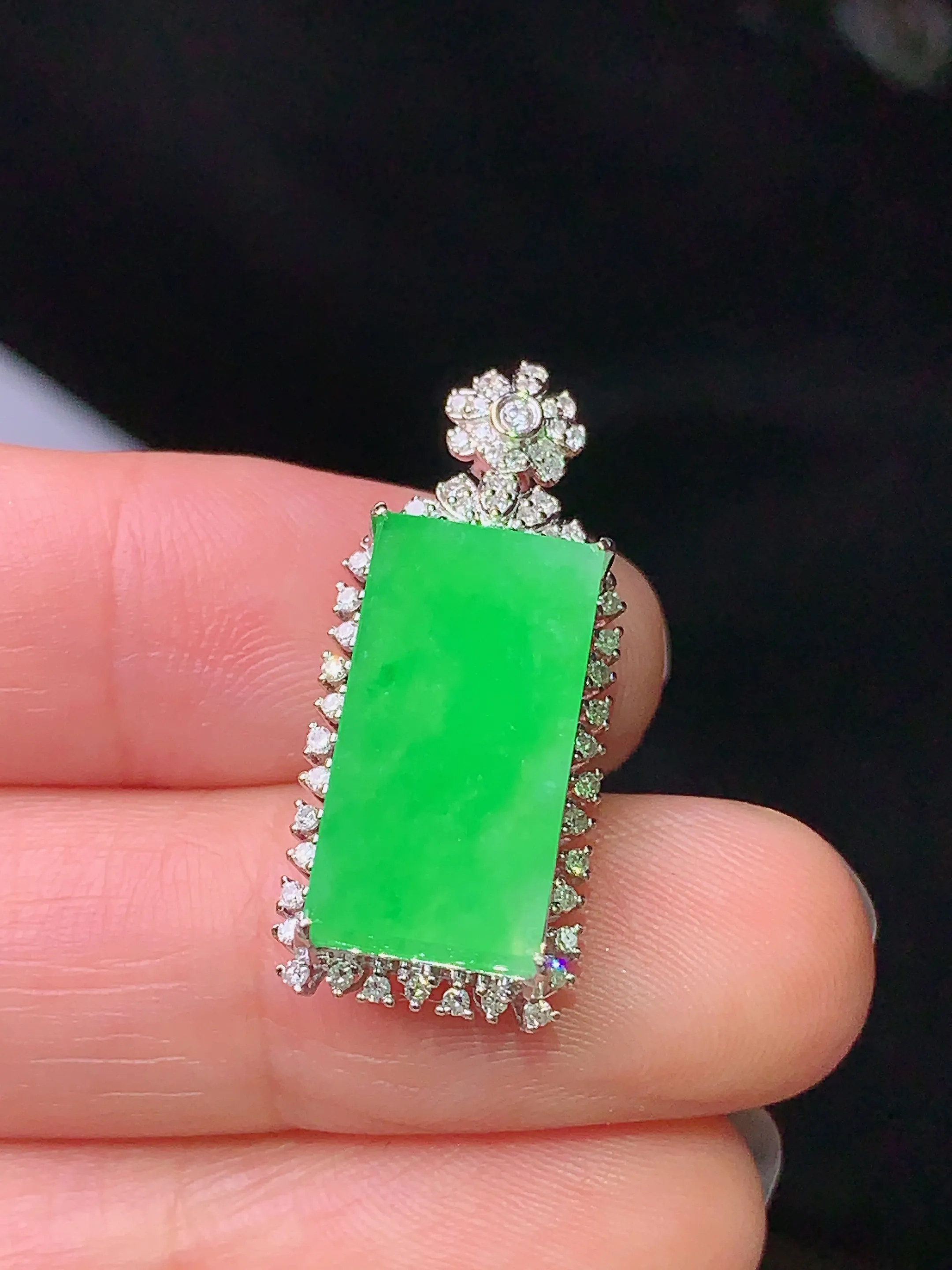 18k金钻镶嵌翠绿无事牌吊坠 玉质细腻 水润亮眼 色泽艳丽 整体尺寸28.2*11.8*6.8