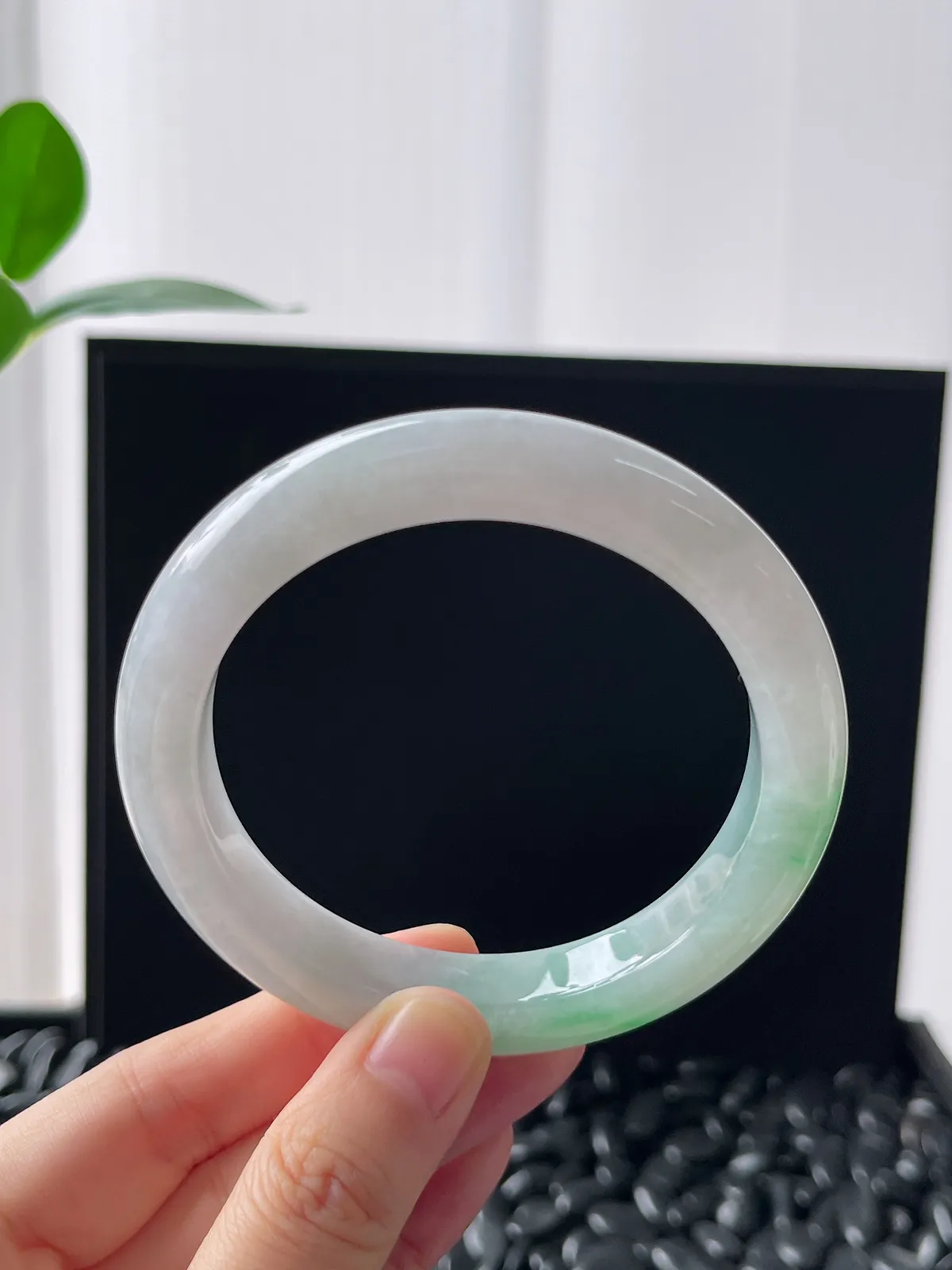 正圈58.3圈口，翡翠冰糯种飘绿手镯