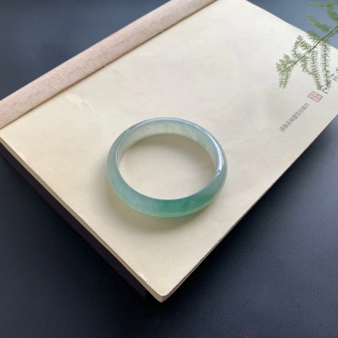 60圈口冰种飘绿正圈手镯 尺寸：60.3-13-7.3，无纹裂，水润透亮，胶感十足