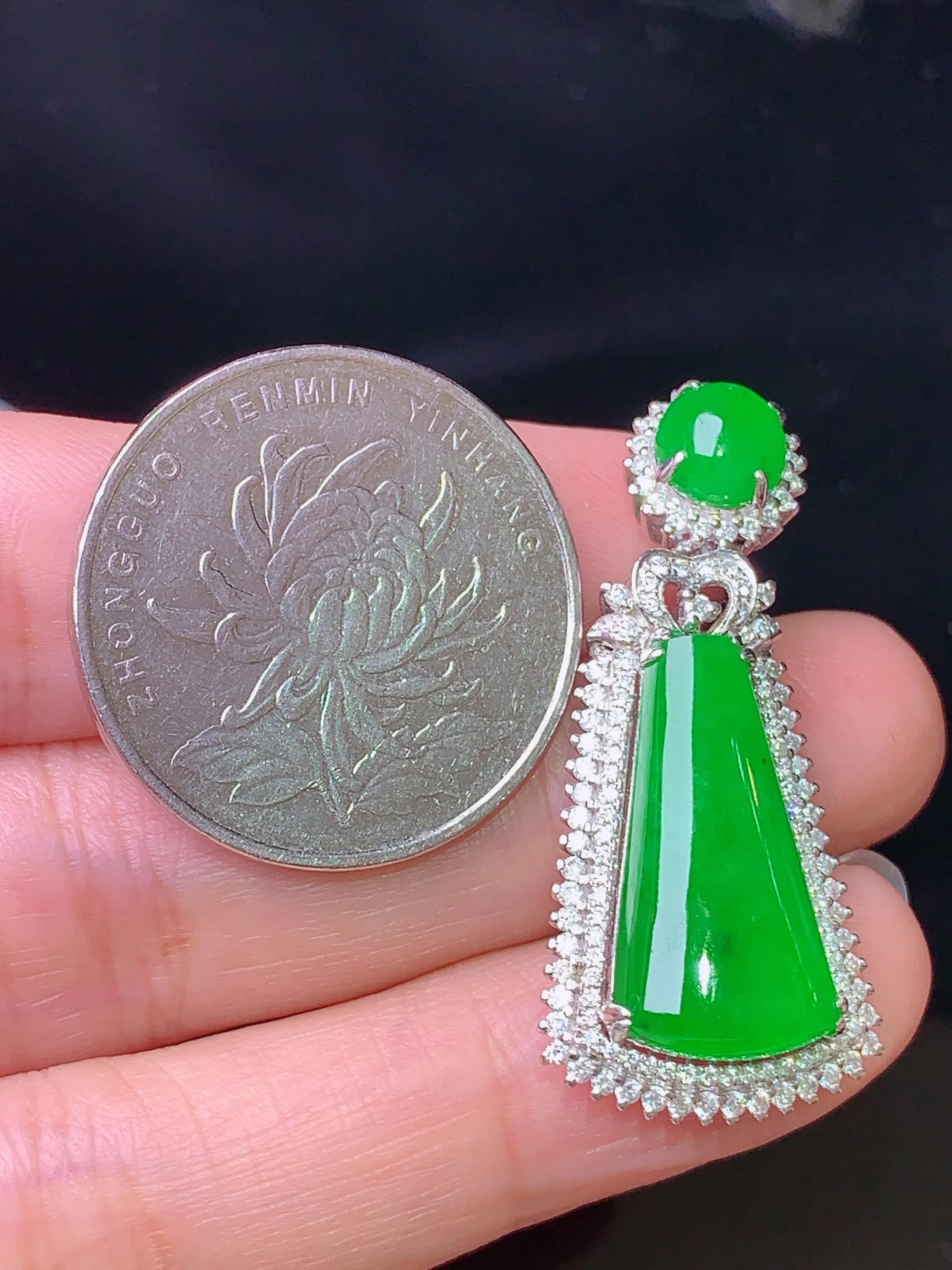 18k金钻镶嵌满绿玉柱吊坠 玉质细腻 水润亮眼 色泽艳丽 整体尺寸37*16.8*8.3