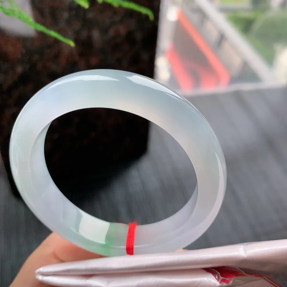 正圈冰玻阳绿 无瑕 尺寸:54.1/12/8.9 种色俱佳