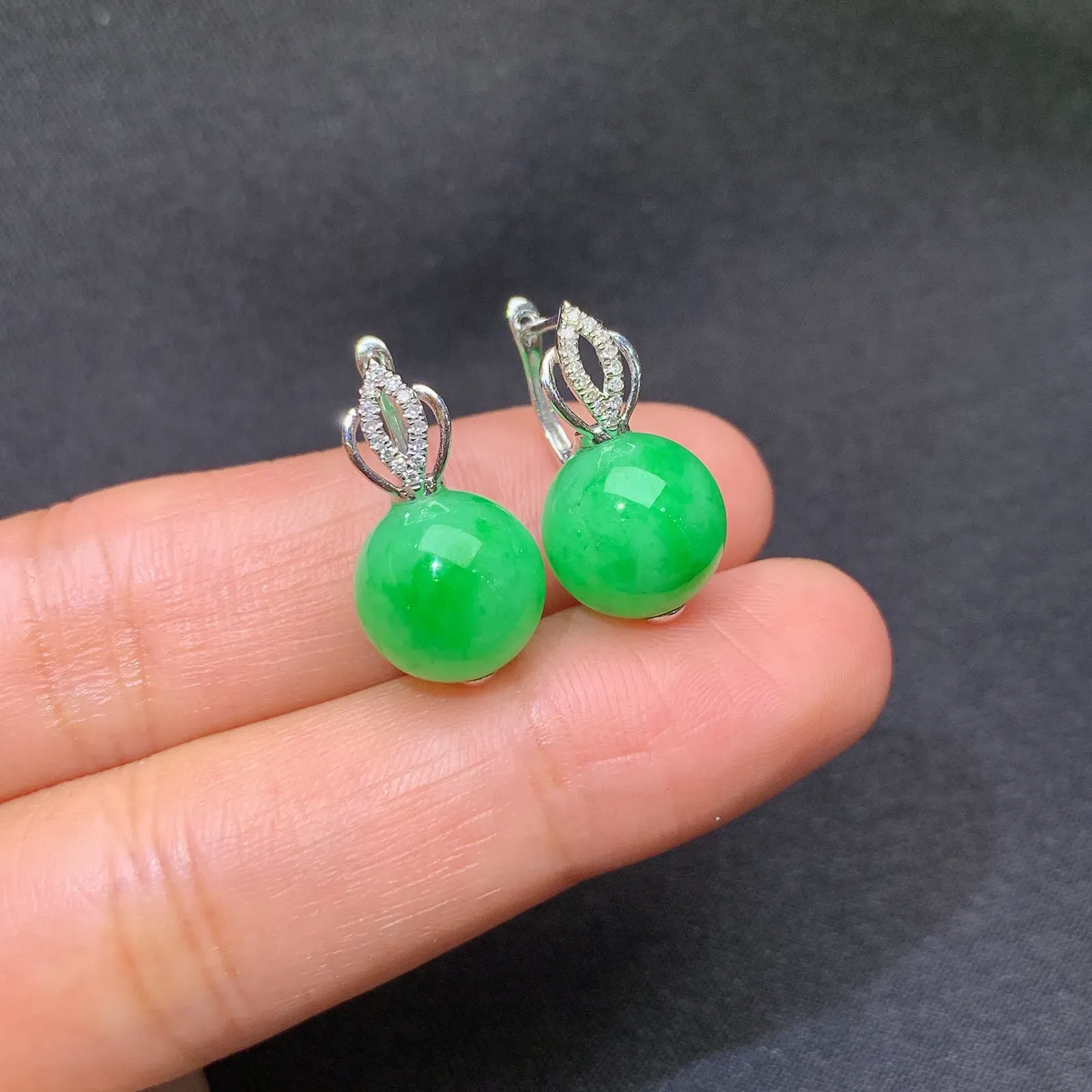 阳绿圆珠耳坠，18k金镶嵌，简约时尚，冰润色阳，种水足 直径10