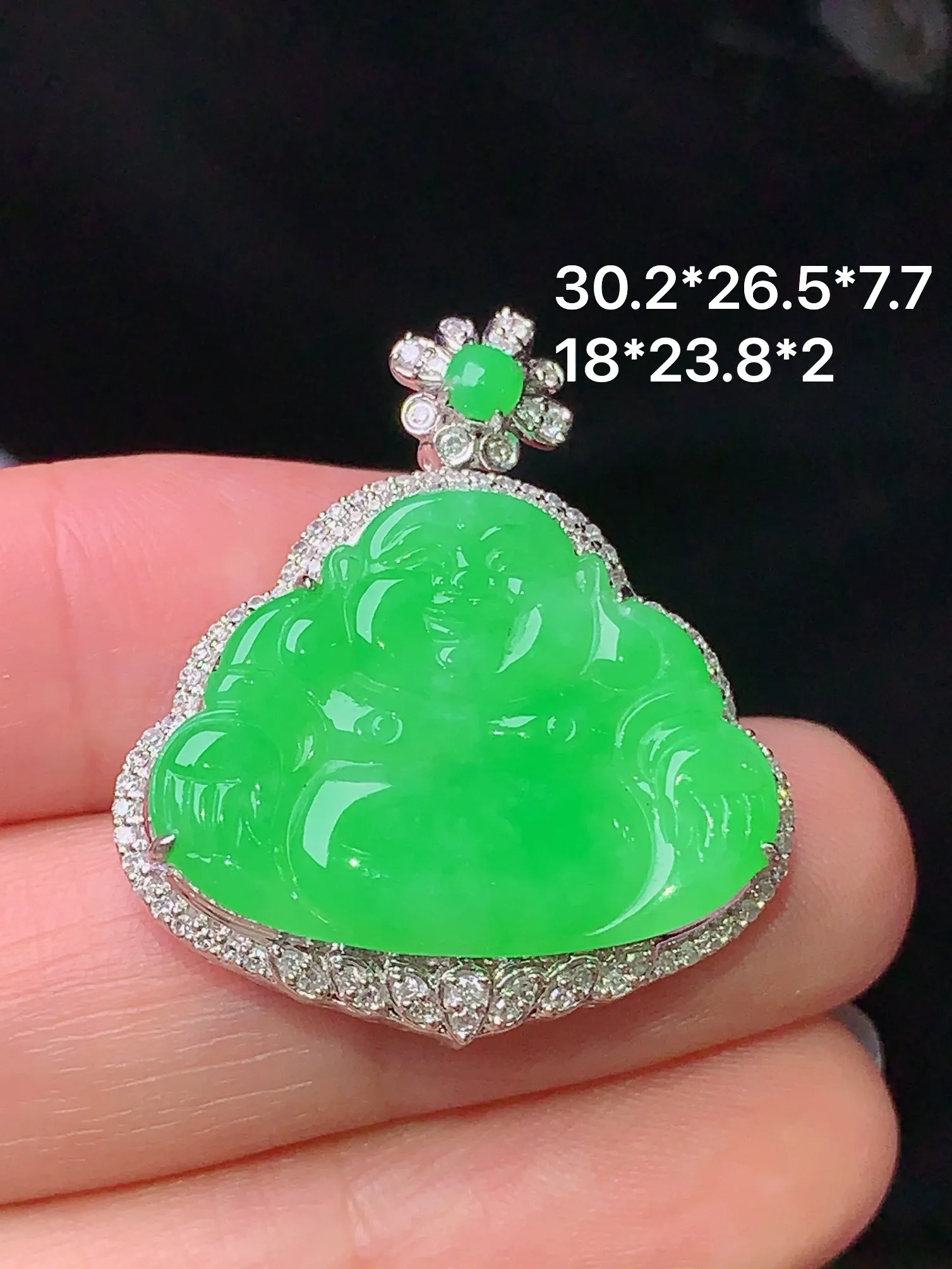 18k金钻镶嵌翠绿佛公吊坠 玉质细腻 水润亮眼 色泽艳丽 整体尺寸30.2*26.5*7.7