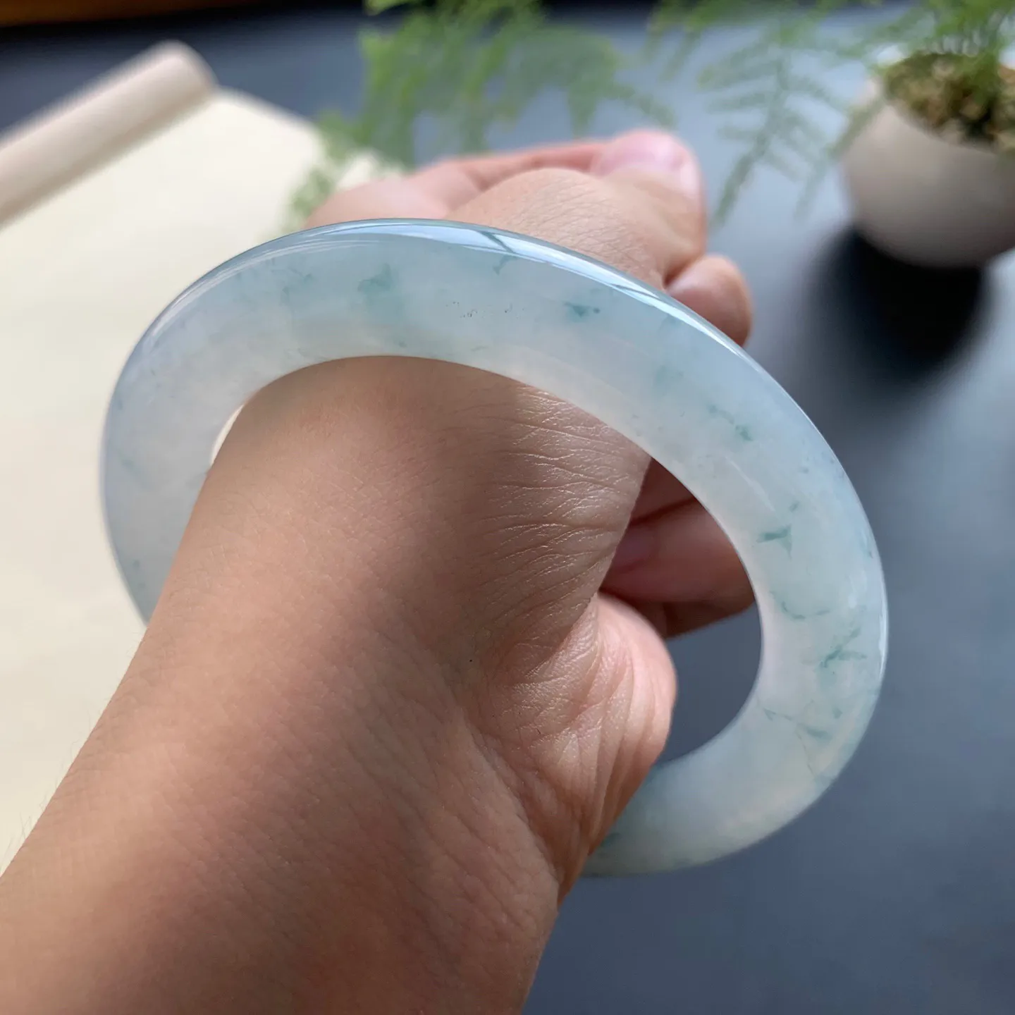 57.8圈口冰飘花圆条手镯 尺寸：57.8-11-10.6，无纹裂，水润饱满，花色灵动