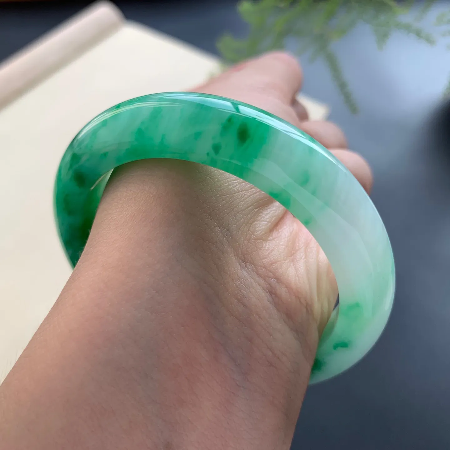 53.3圈口辣绿正圈手镯 尺寸：53.3–1-8.8，无纹裂，细腻光滑，色辣靓丽