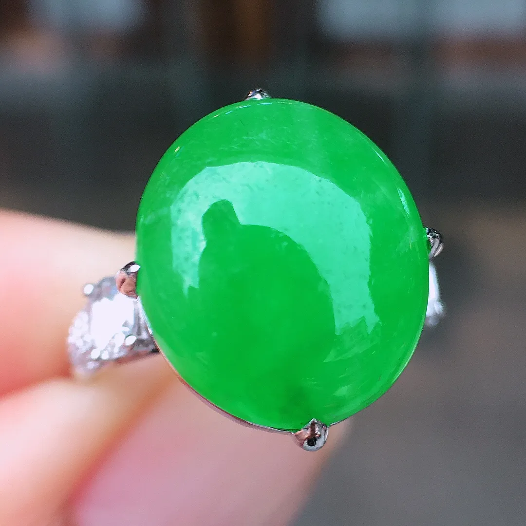 阳绿蛋面戒指，色泽均匀艳丽，玉质细腻，荧光感超
强，饱满圆润，简单大方，尽显优雅气质，18k
金豪华镶嵌