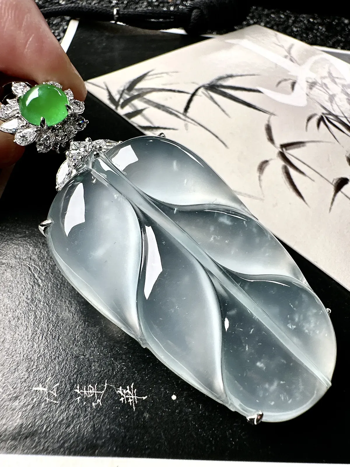 【冰种大叶子】金枝玉叶，质地细腻，冰润透亮，光泽出众，18k金钻镶嵌，裸石尺寸55.2*32.7*7.5毫米
