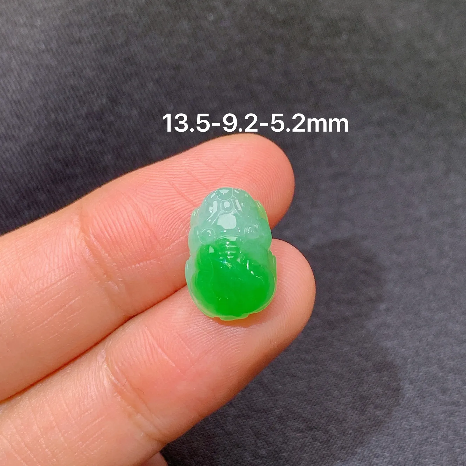 冰飘绿貔貅，冰润色阳，玉质细腻，种水足 尺寸13.5*9.2*5.2