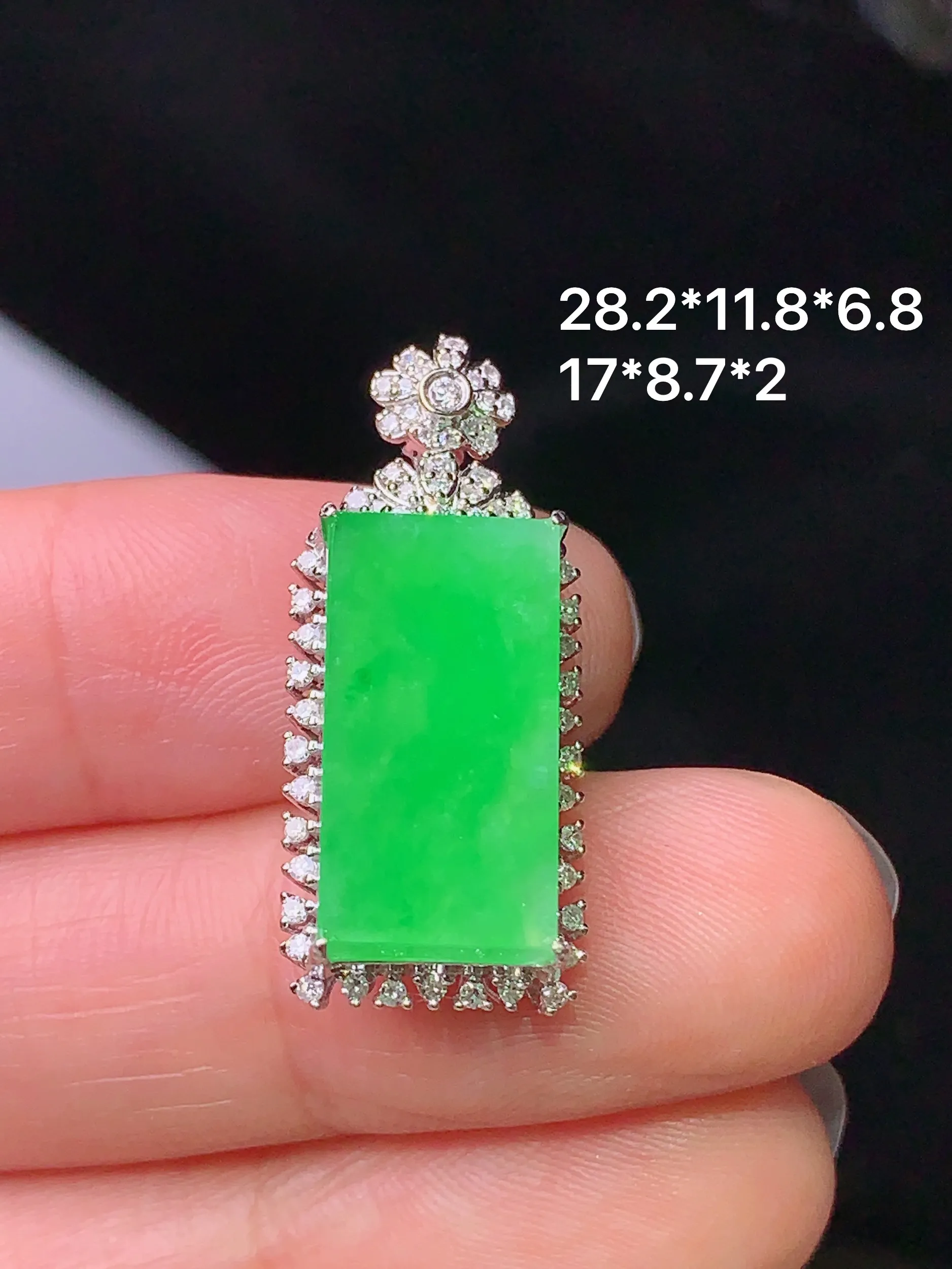 18k金钻镶嵌翠绿无事牌吊坠 玉质细腻 水润亮眼 色泽艳丽 整体尺寸28.2*11.8*6.8