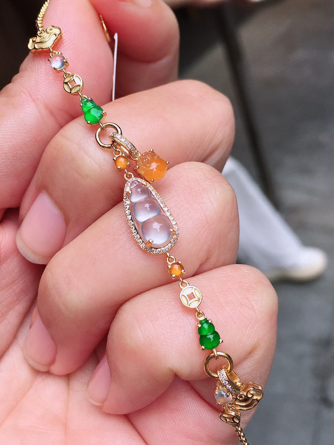 玻璃种福豆手链，色泽均匀艳丽，玉质细腻，荧光感超
强，饱满圆润，尽显优雅气质，18k
金豪华镶嵌