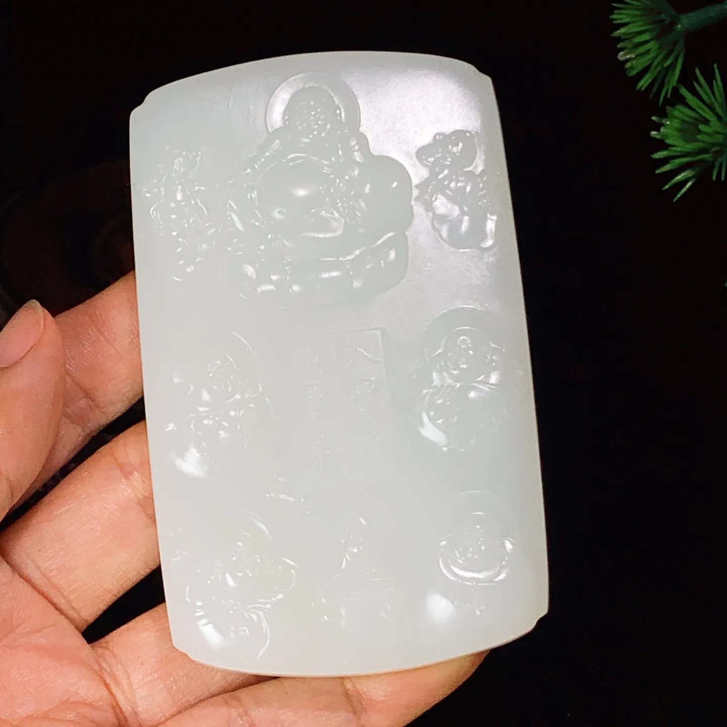 新疆和田玉羊脂白玉五方佛手把牌。尺寸90/55/17重213克 白度一级。无裂无杂 玉质细腻油润 底色纯净 脂粉好，品质好。lt251027