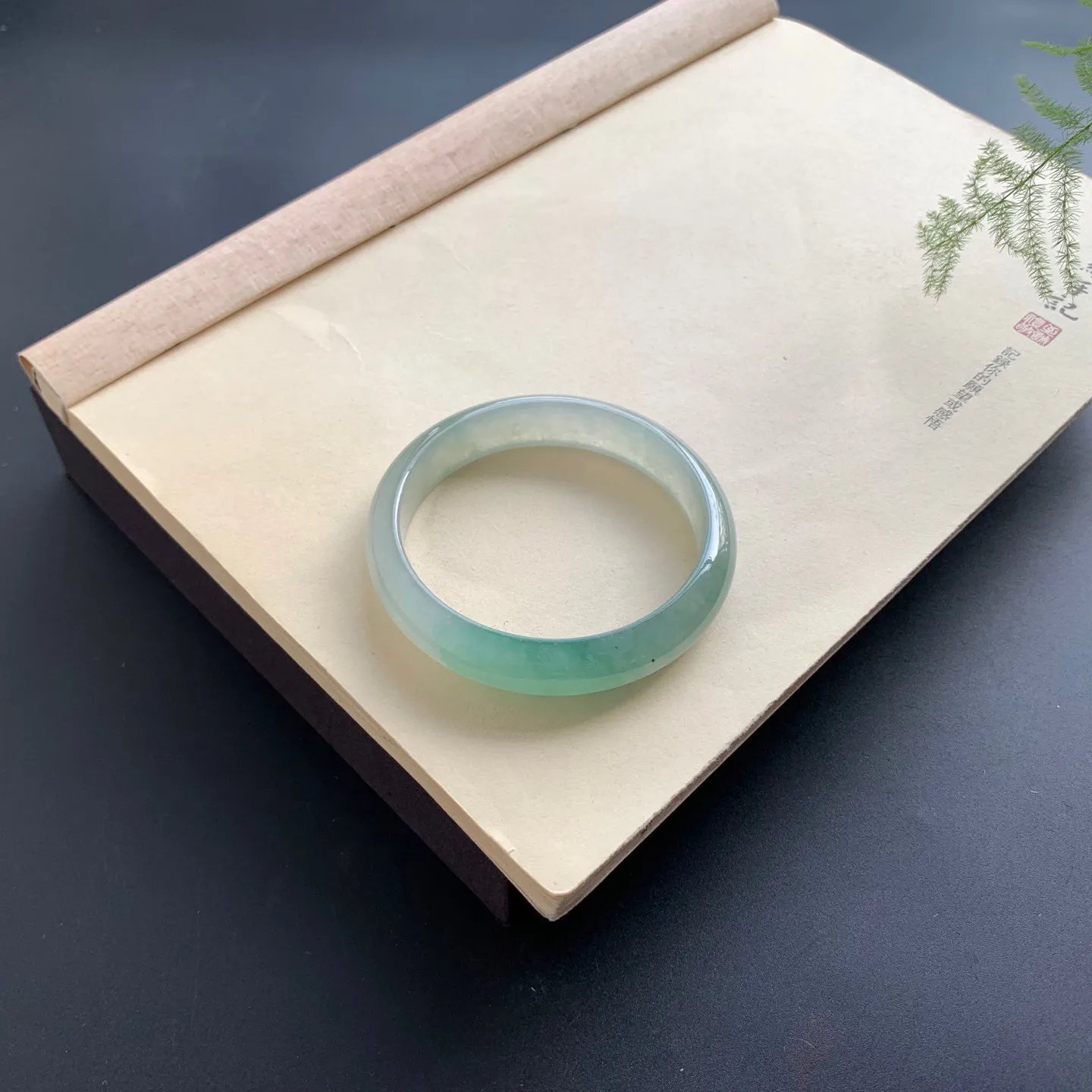 60圈口冰种飘绿正圈手镯 尺寸：60.3-13-7.3，无纹裂，水润透亮，胶感十足