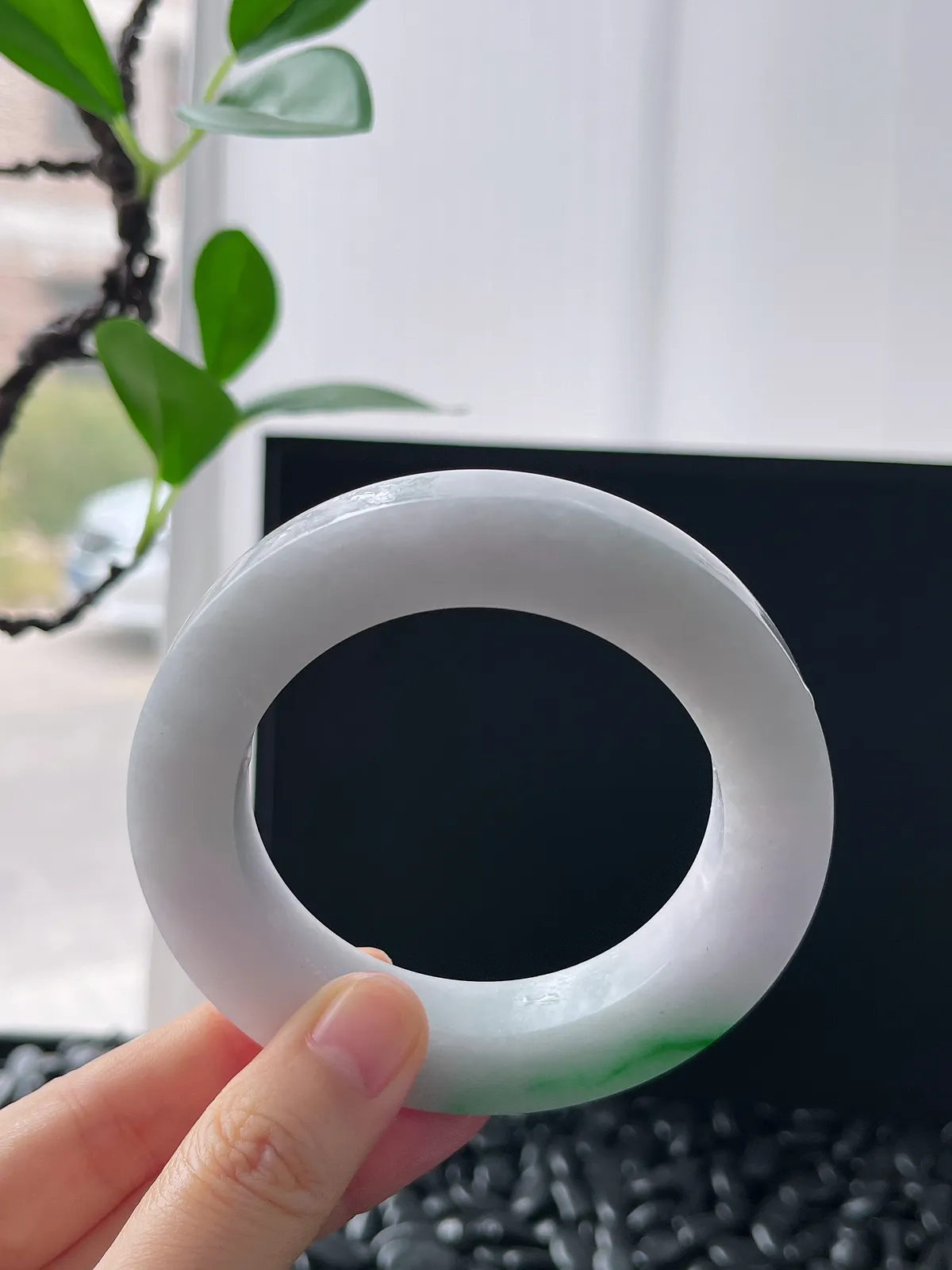 翡翠白底青镯饼，⭕️正圈最大做62，圆条最大做58；最小做54.3