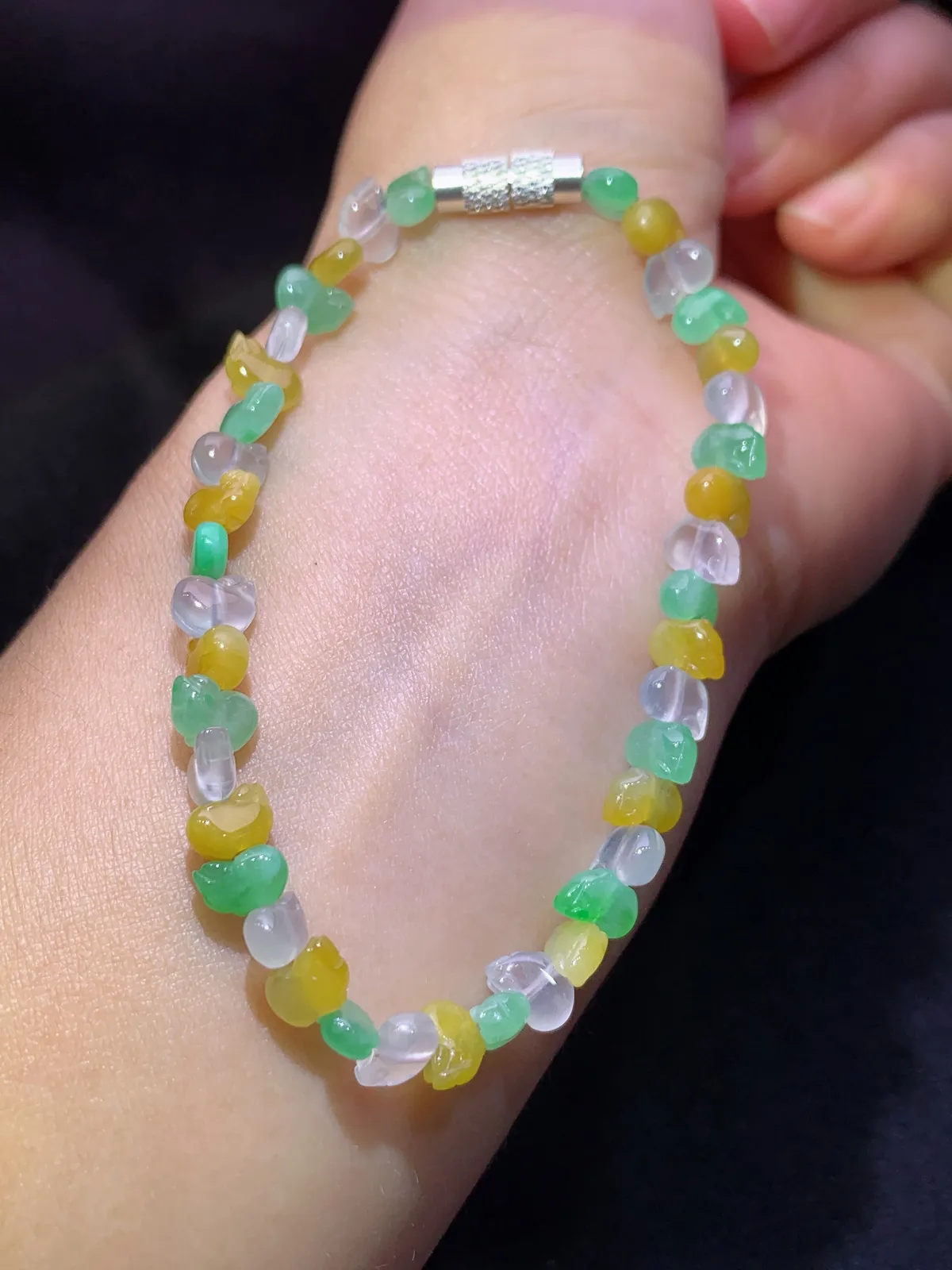 冰种三彩小猪手串，手链，冰润鲜艳，玉质细腻，种水足，尺寸6.1*4*2.8