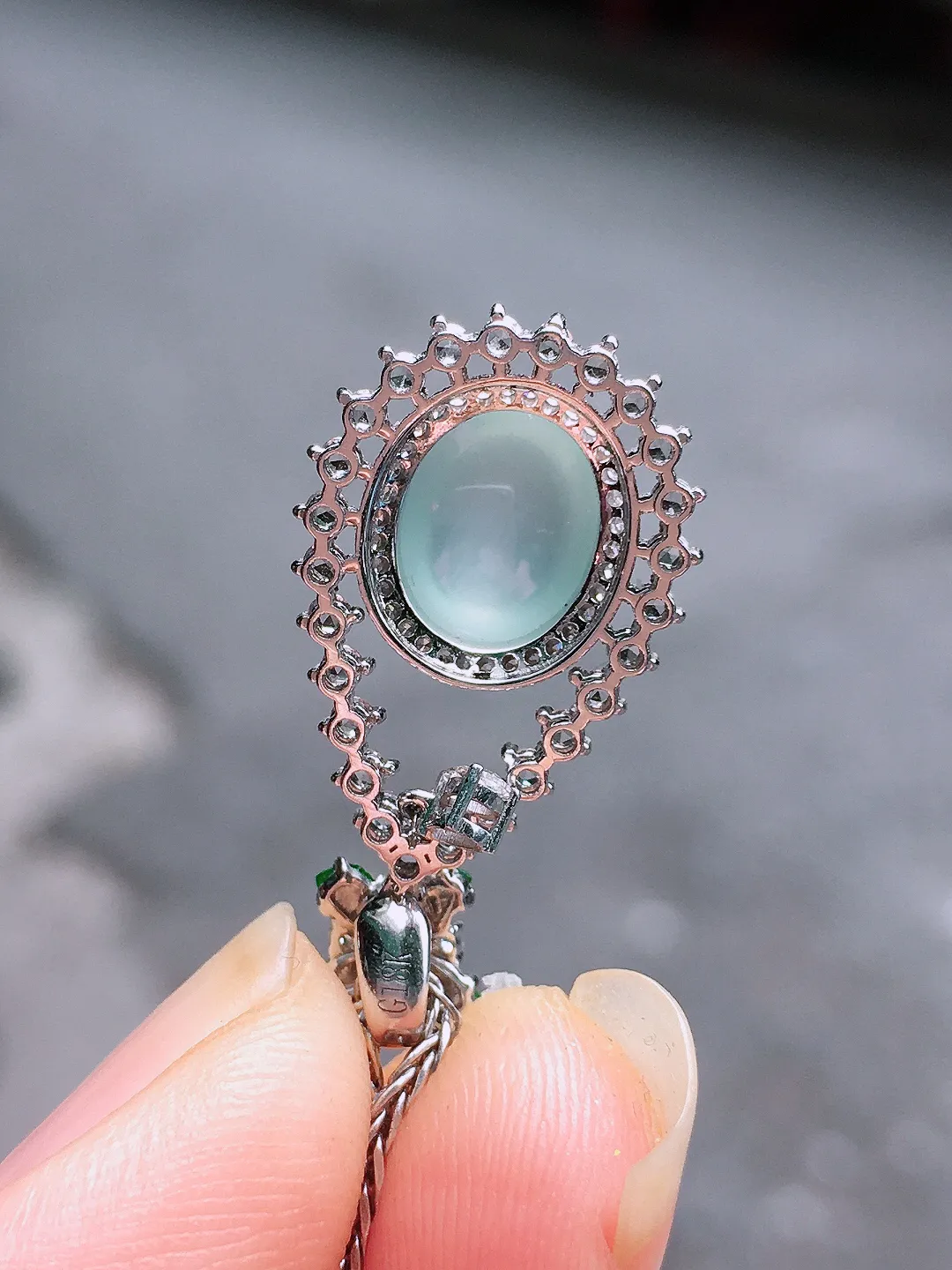 冰种蛋面吊坠，玉质细腻，荧光感超
强，饱满圆润，尽显优雅气质，18k
金豪华镶嵌