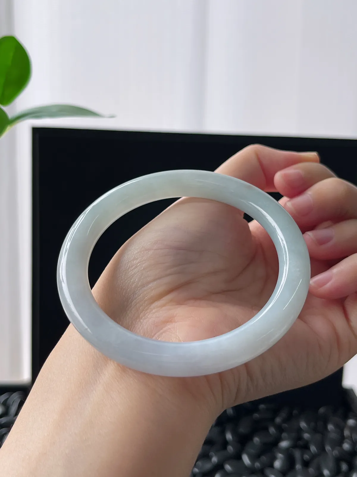 圆镯57.8圈口，翡翠糯化种淡蓝色手镯