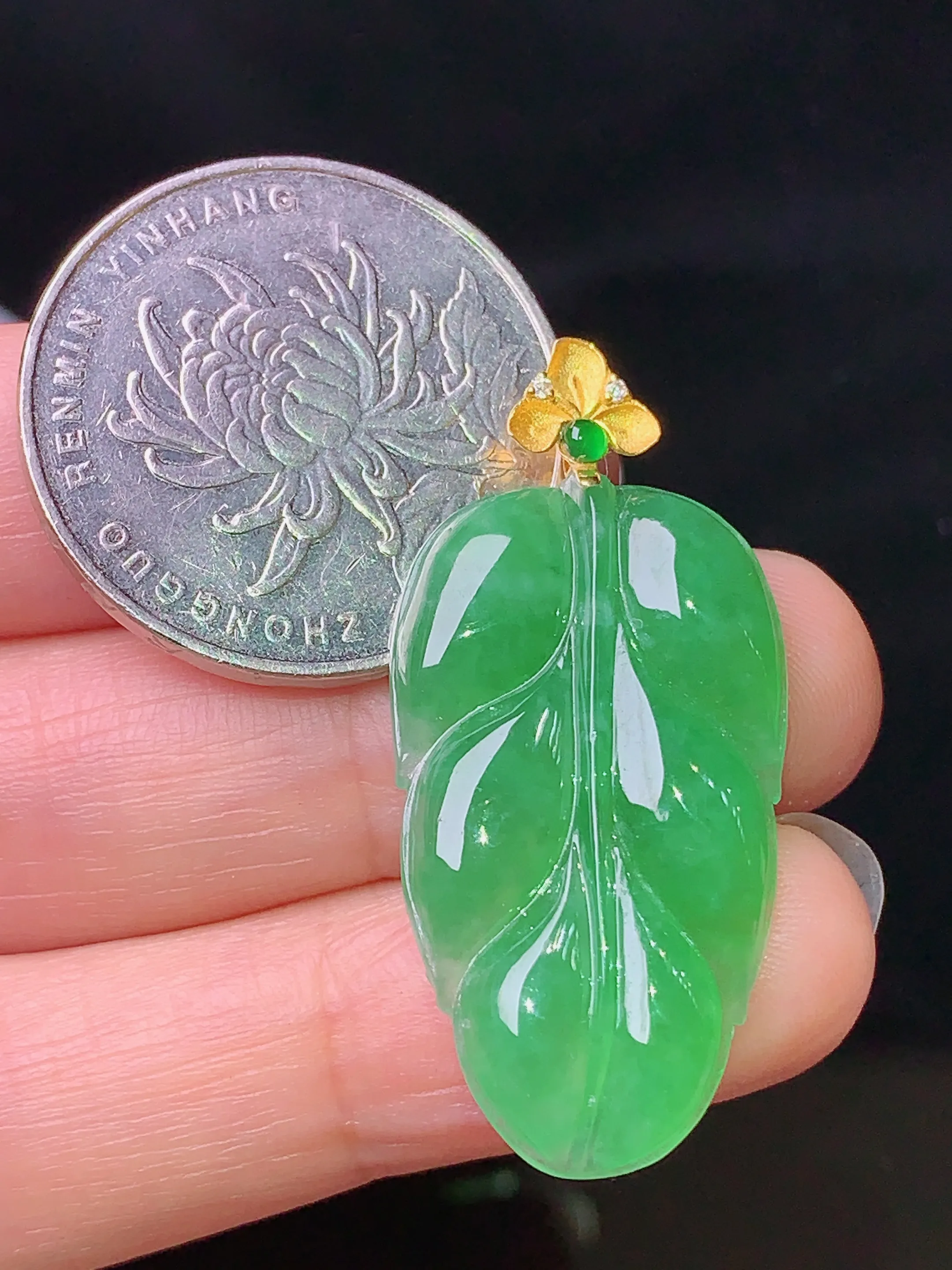 18k金镶嵌翠绿树叶吊坠 玉质细腻 水润亮眼 色泽艳丽 整体尺寸36.7*17.3*4
