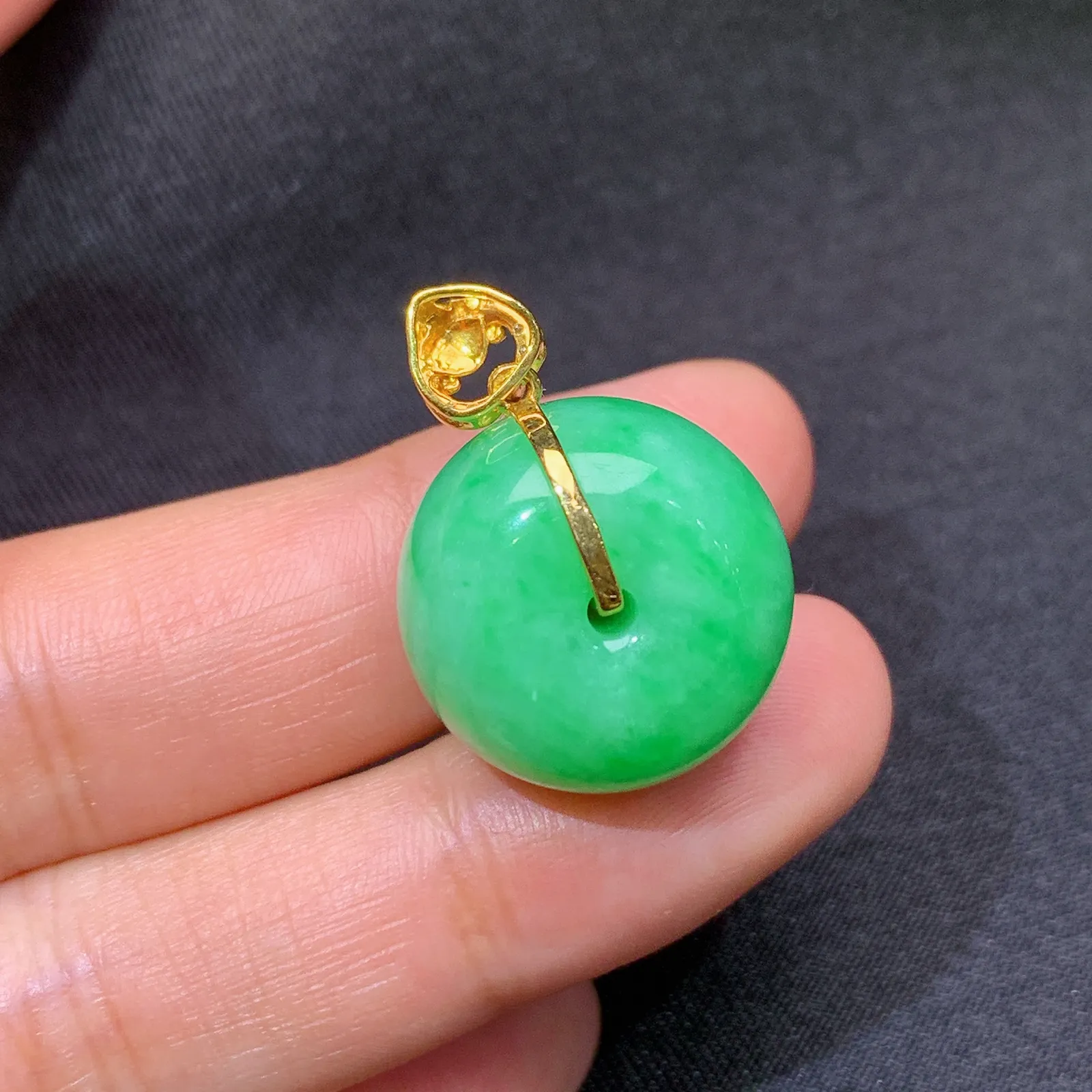 阳绿平安扣吊坠，18k金镶嵌，冰润色阳，玉质细腻，种水足 尺寸25.1*18.2*12.6