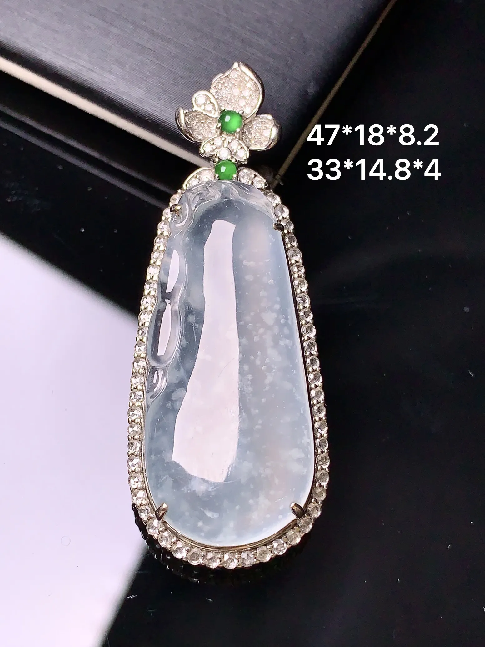 18k金钻镶嵌冰种木那料雪花棉福瓜吊坠 玉质细腻 水润亮眼 色泽艳丽 整体尺寸47*18*8.2