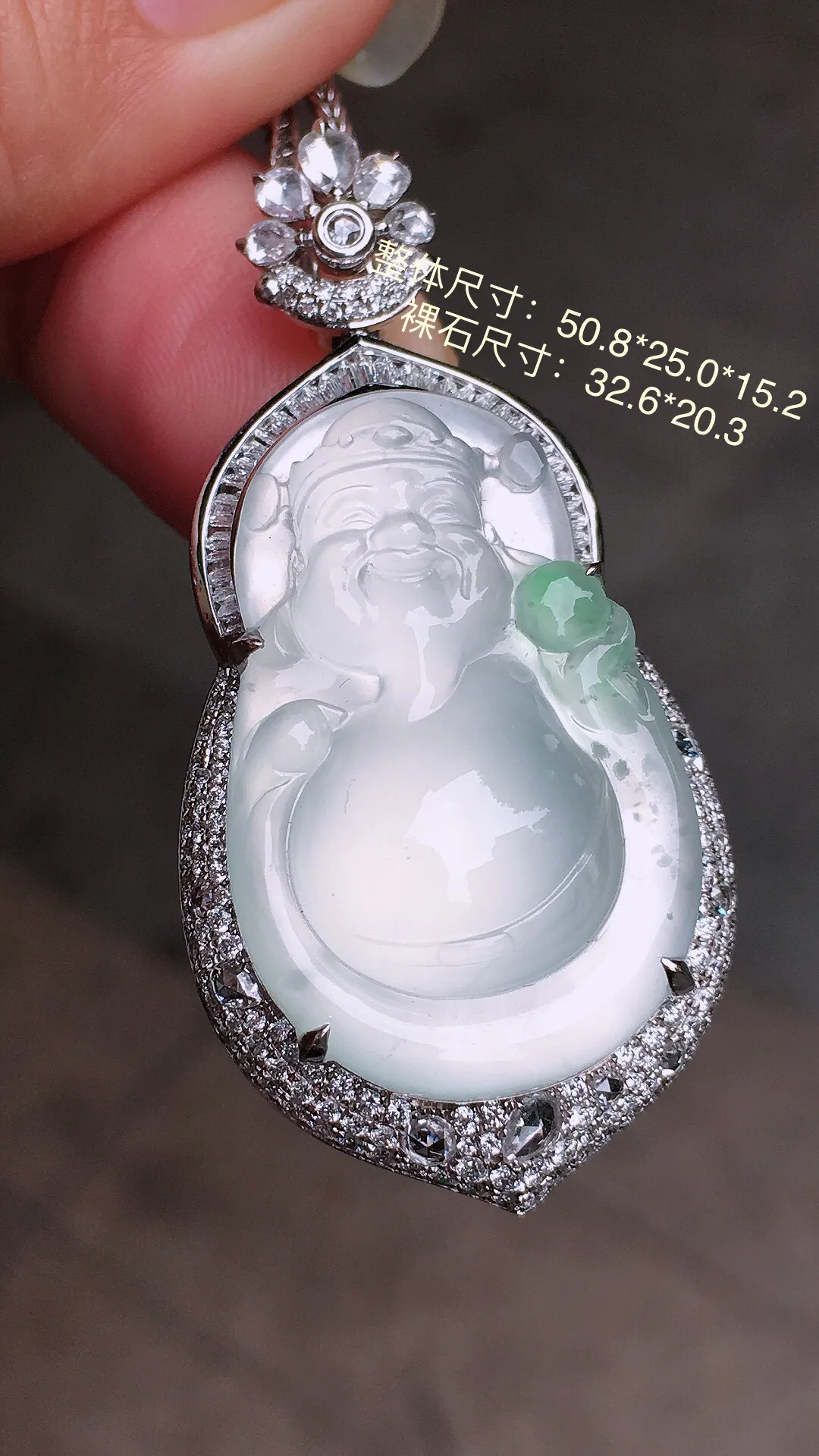 冰种【财神爷】吊坠，玉质细腻，荧光感超
强，饱满圆润，尽显优雅气质，18k
金豪华镶嵌
