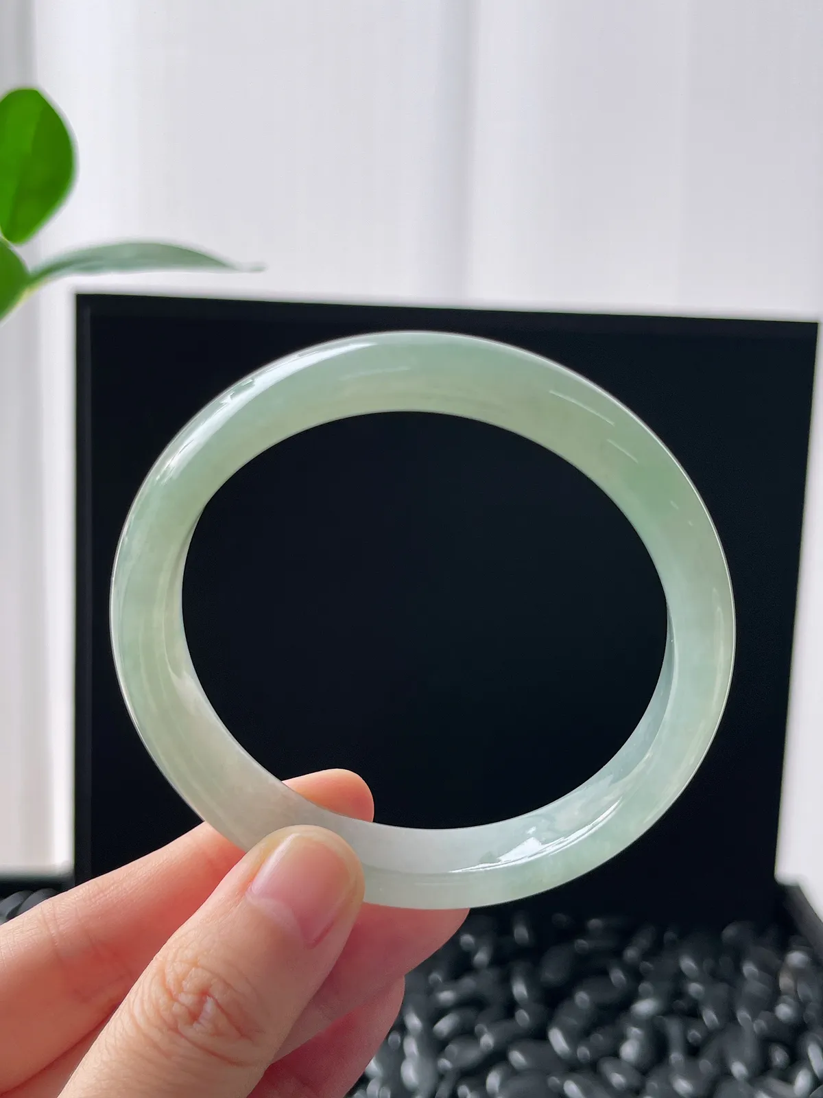 正圈57.8圈口，翡翠冰糯种浅绿色手镯