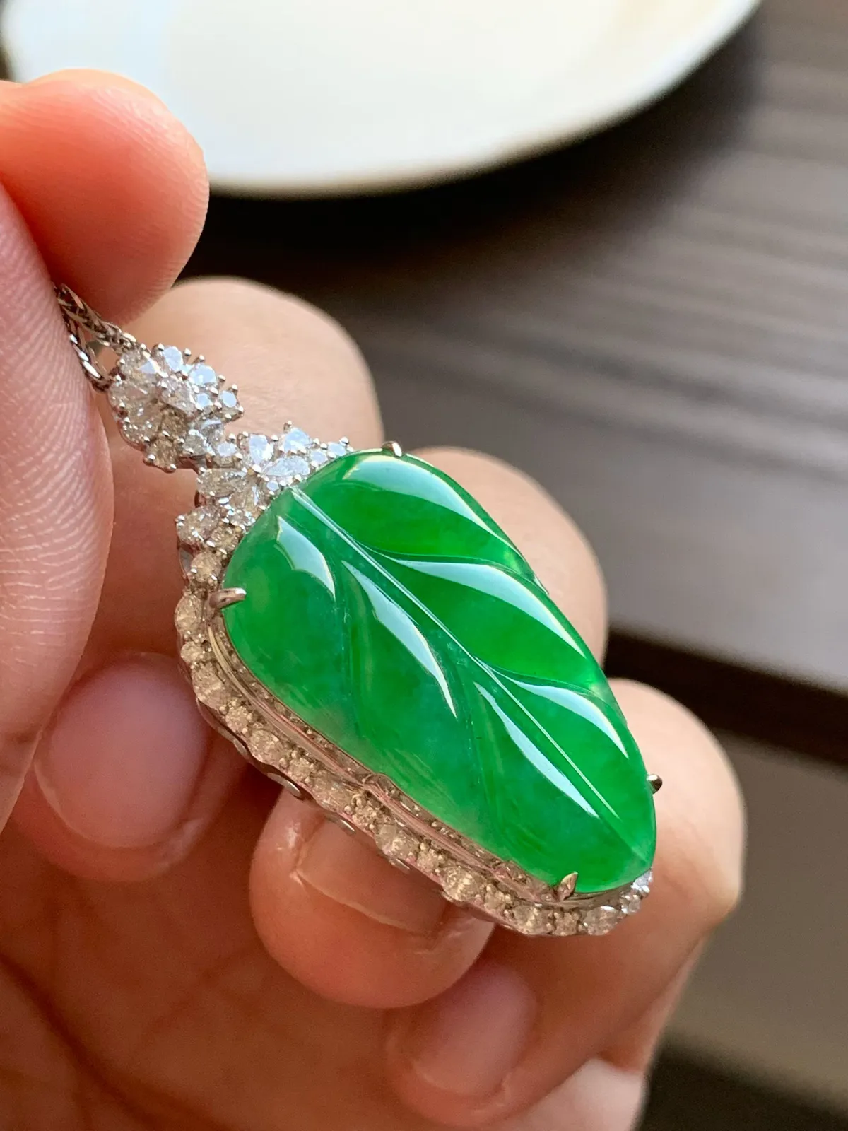 冰满绿叶子
裸石28.5*17*4 整体尺寸41.5*20*11 
18k金钻石镶嵌