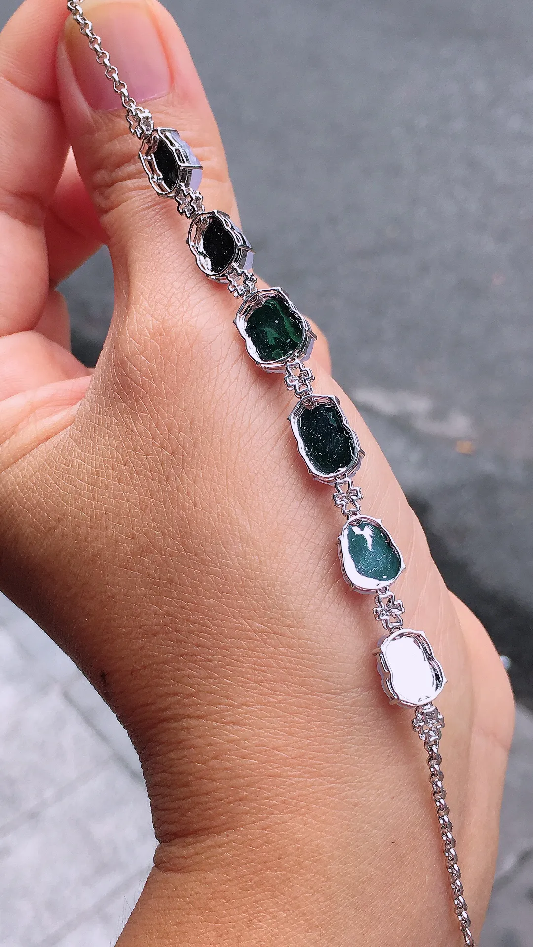 紫罗兰貔貅手链，色泽均匀艳丽，玉质细腻，荧光感超
强，饱满圆润，尽显优雅气质，18k
金豪华镶嵌