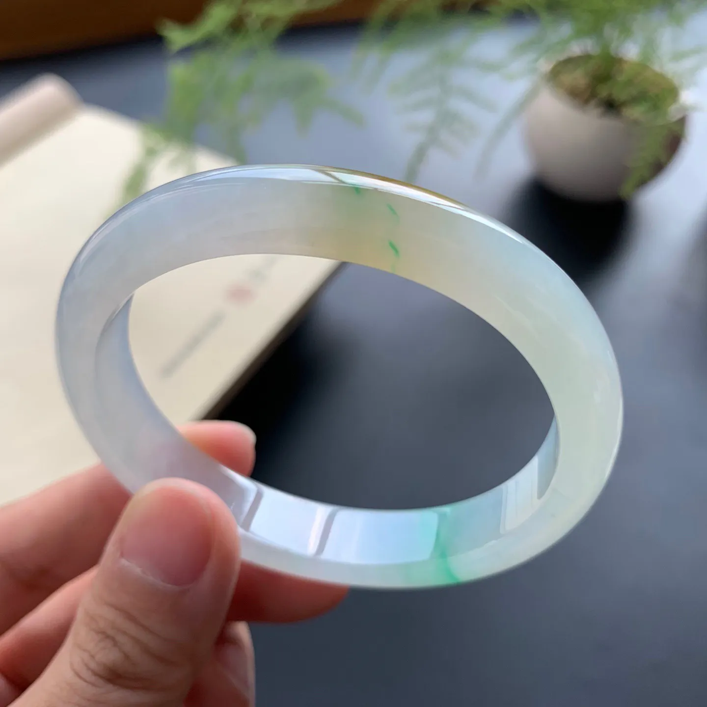 54.8圈口冰飘绿贵妃手镯 尺寸：54.8-47-10.8-7，水润起胶，色泽靓丽