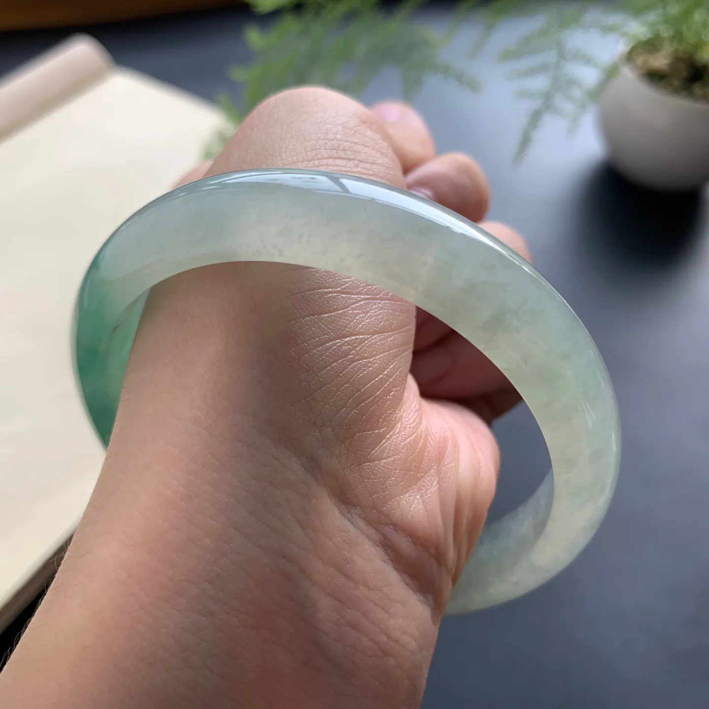 60圈口冰种飘绿正圈手镯 尺寸：60.3-13-7.3，无纹裂，水润透亮，胶感十足