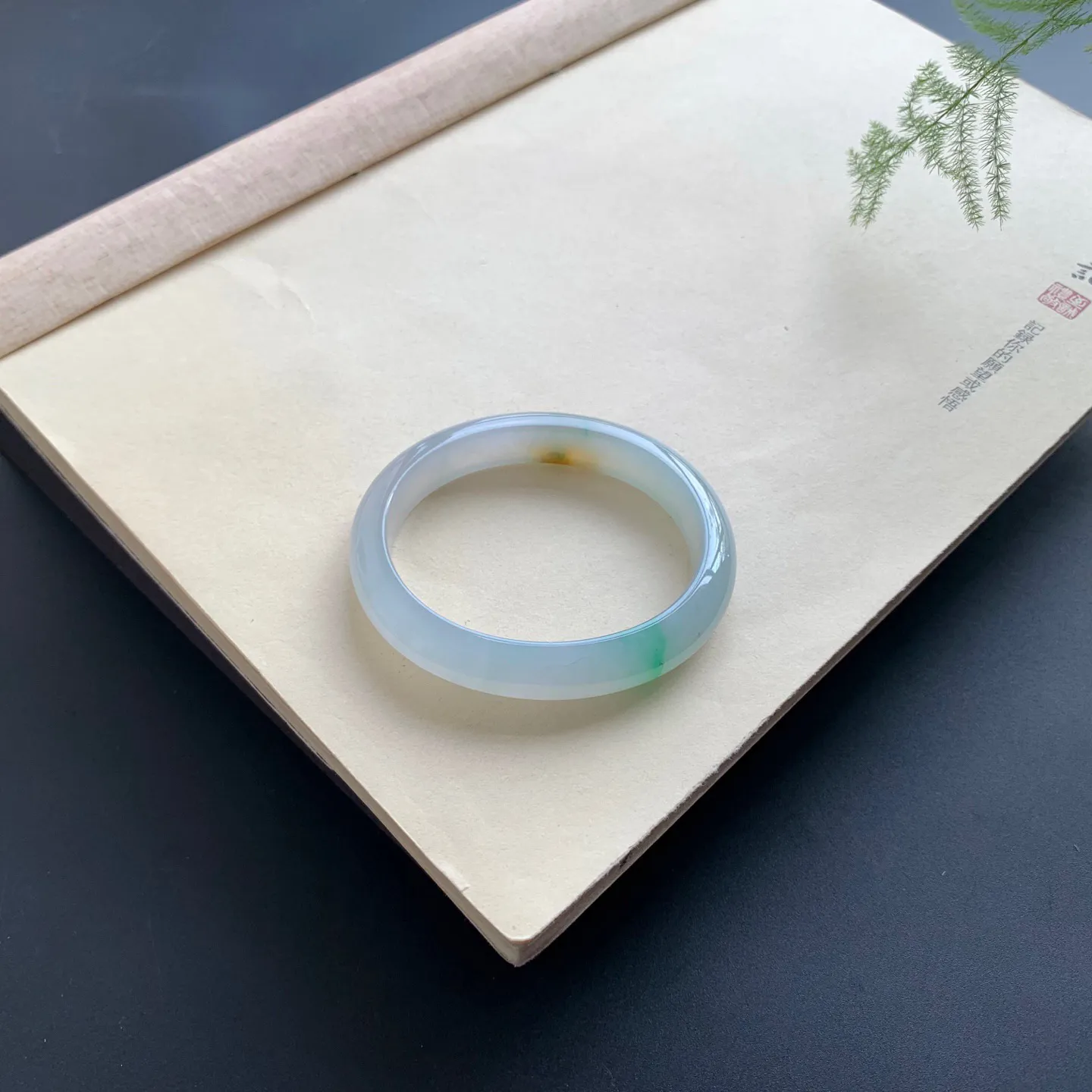 54.8圈口冰飘绿贵妃手镯 尺寸：54.8-47-10.8-7，水润起胶，色泽靓丽