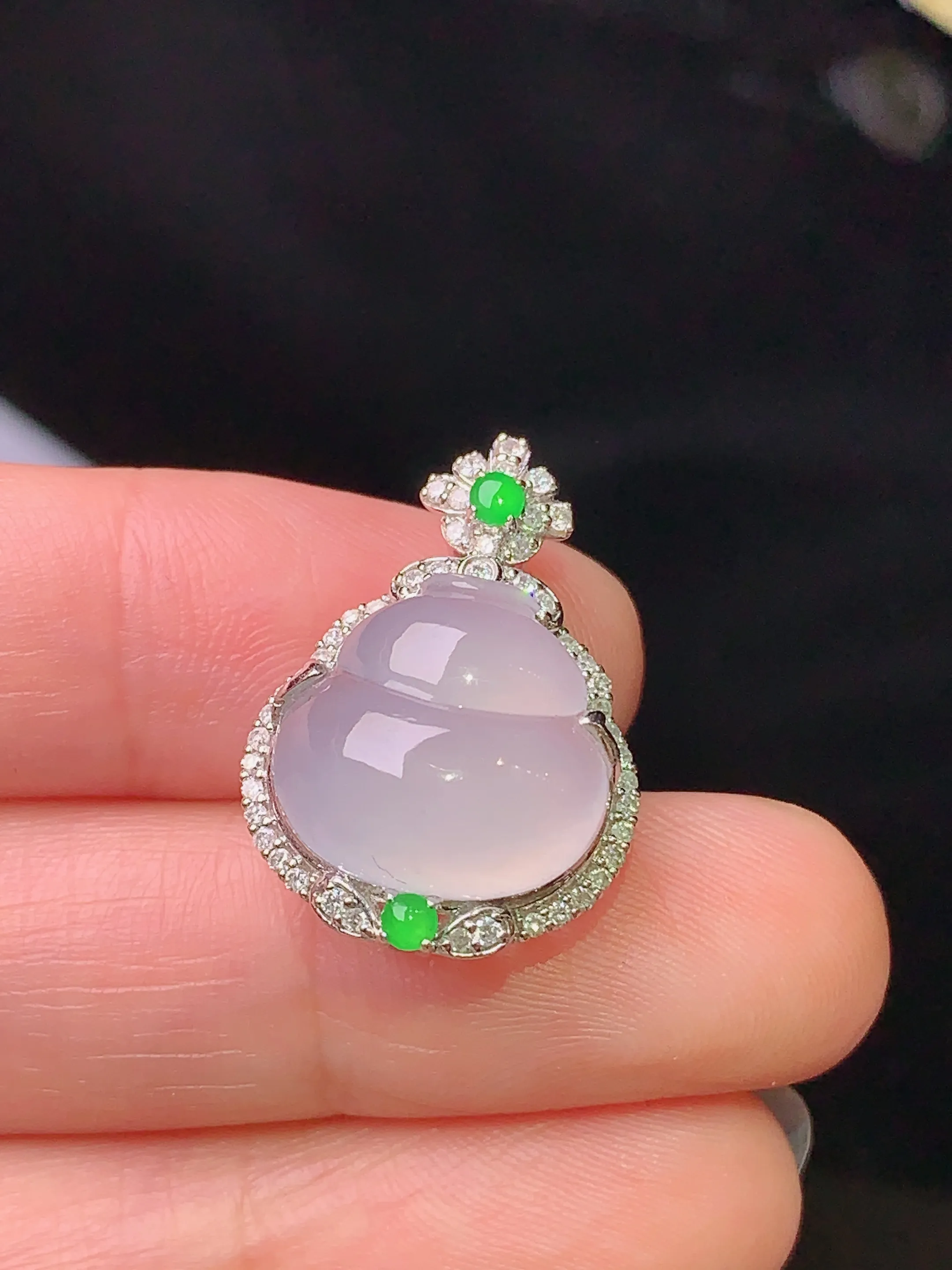 18k金钻镶嵌冰种葫芦吊坠 玉质细腻 水润亮眼 色泽艳丽 整体尺寸23.3*16*10.3