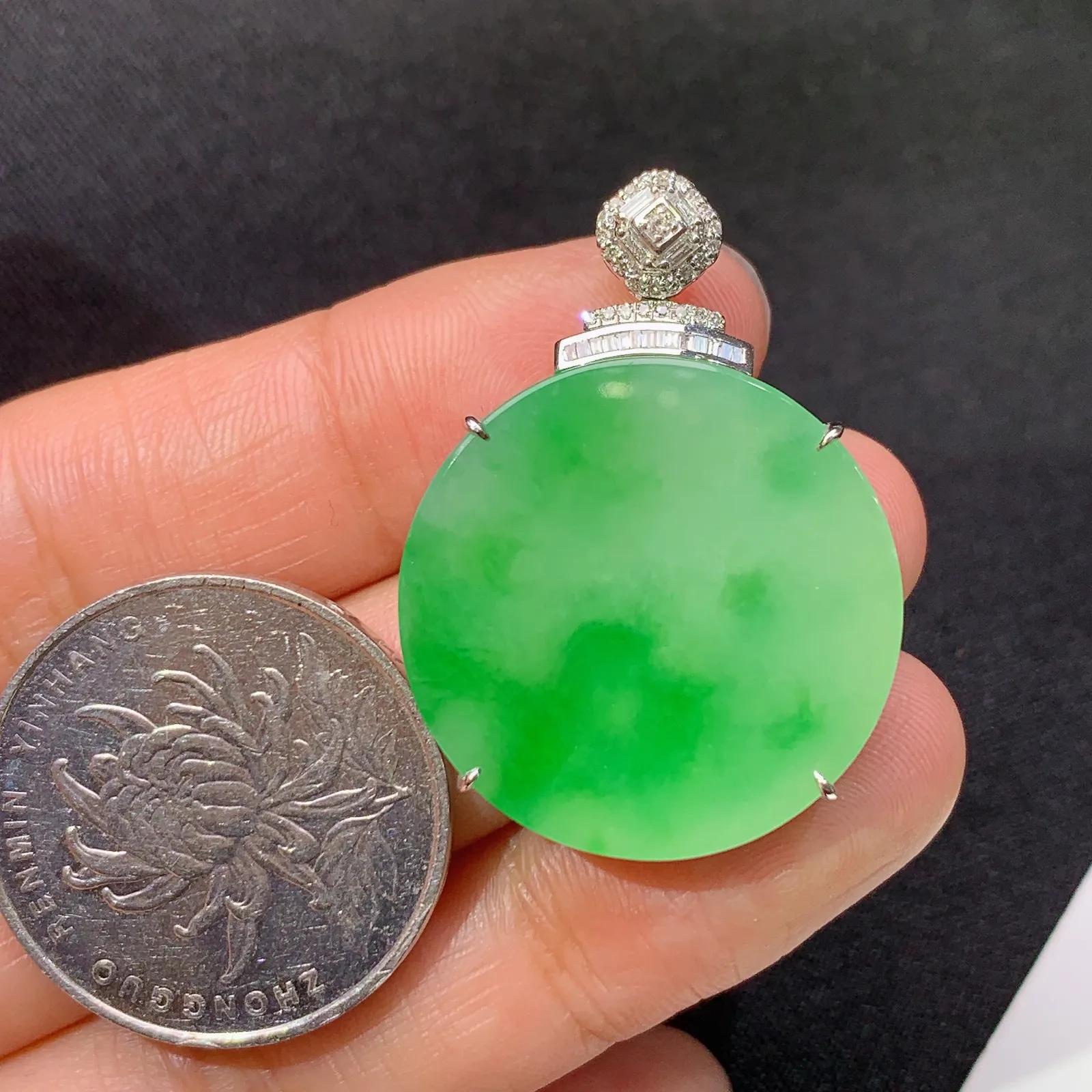 飘绿圆牌吊坠，18k金镶嵌，冰润色阳，玉质细腻，种水足 尺寸33.7*24.3*6