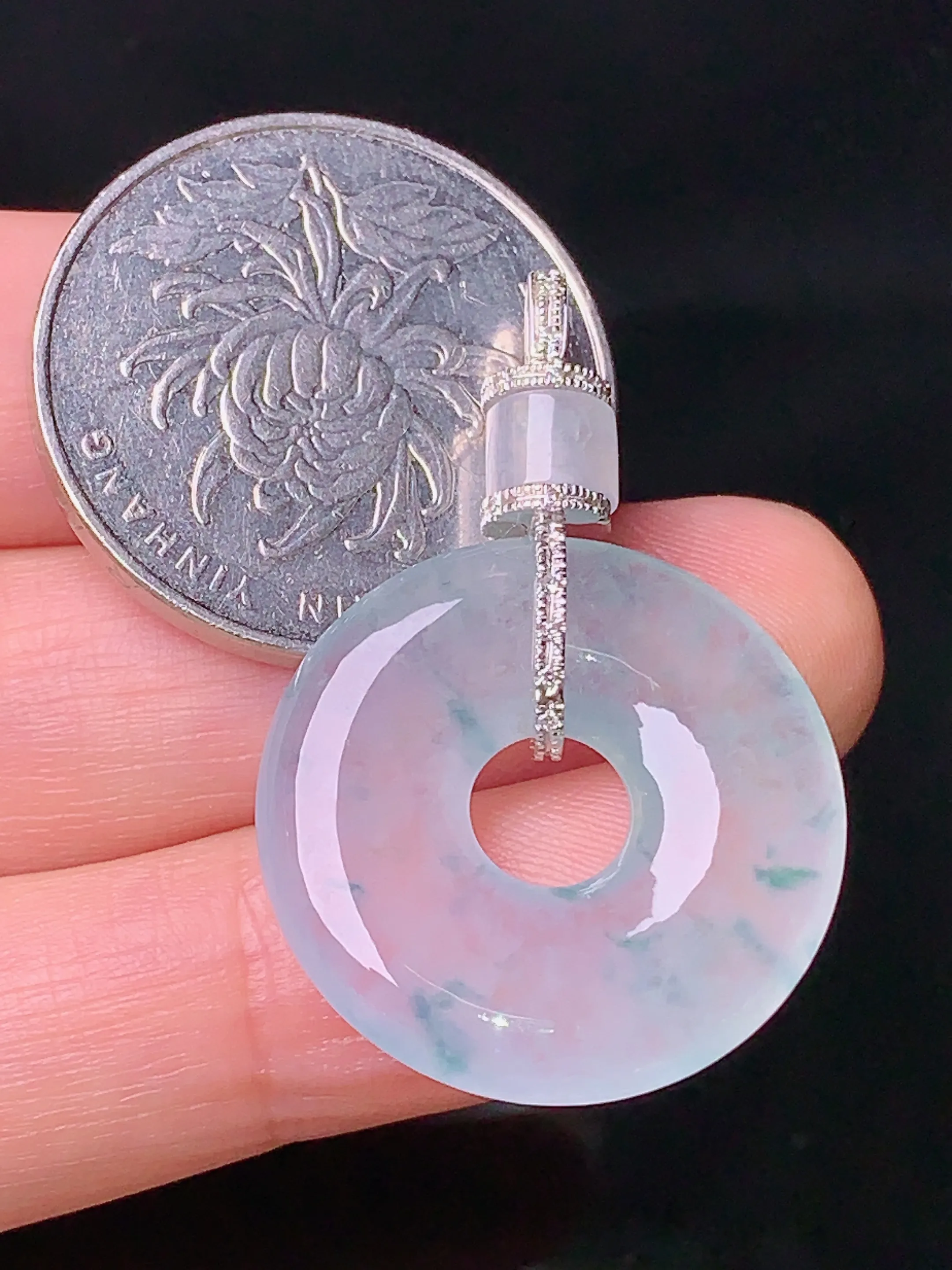 18k金钻镶嵌冰种平安环吊坠 玉质细腻 水润亮眼 色泽艳丽 整体尺寸35.2*23.3*4.2