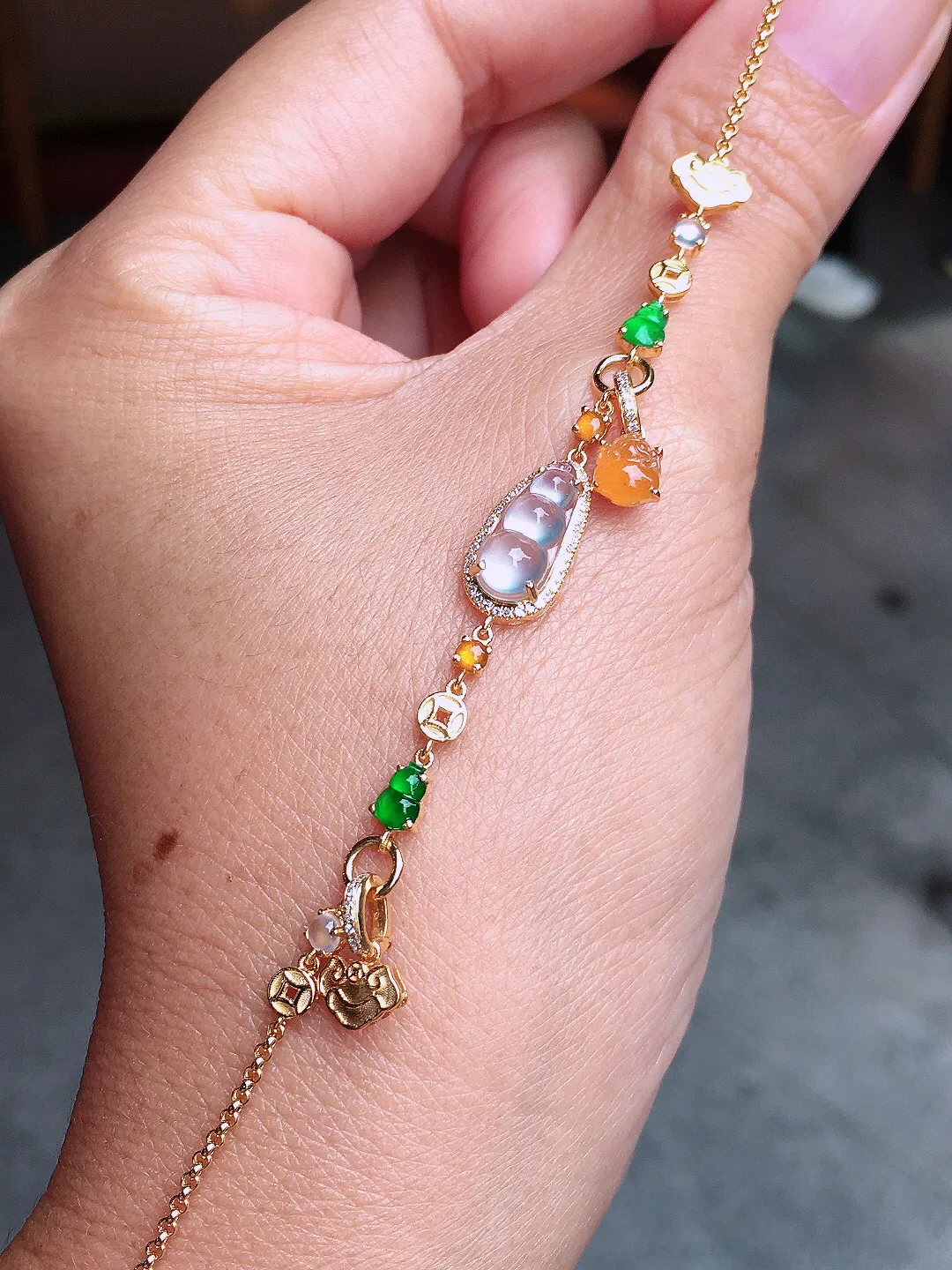 玻璃种福豆手链，色泽均匀艳丽，玉质细腻，荧光感超
强，饱满圆润，尽显优雅气质，18k
金豪华镶嵌