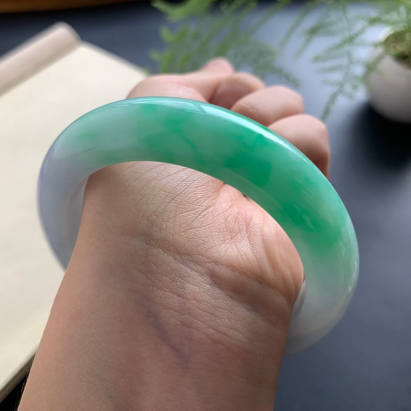 55圈口飘绿正圈手镯 尺寸：55-12.2-9.8，无纹裂，色泽靓丽，优美迷人