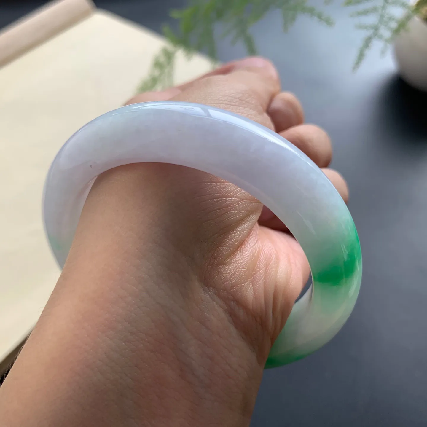 54.8圈口飘绿正圈手镯 尺寸：54.8-13-9.2，无纹裂，细腻光滑，色辣靓丽