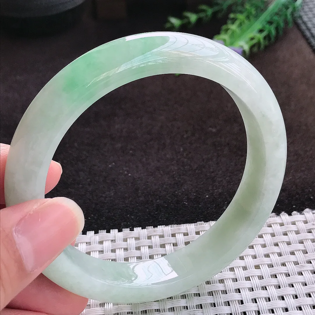 自然光62/13/9.2大圈口老坑秀气温润飘绿手镯宽边翡翠玉镯手环