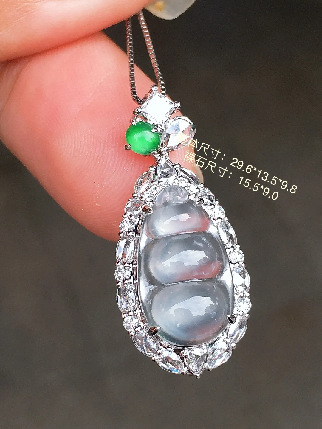 玻璃种福豆吊坠，玉质细腻，荧光感超
强，饱满圆润，尽显优雅气质，18k
金豪华镶嵌